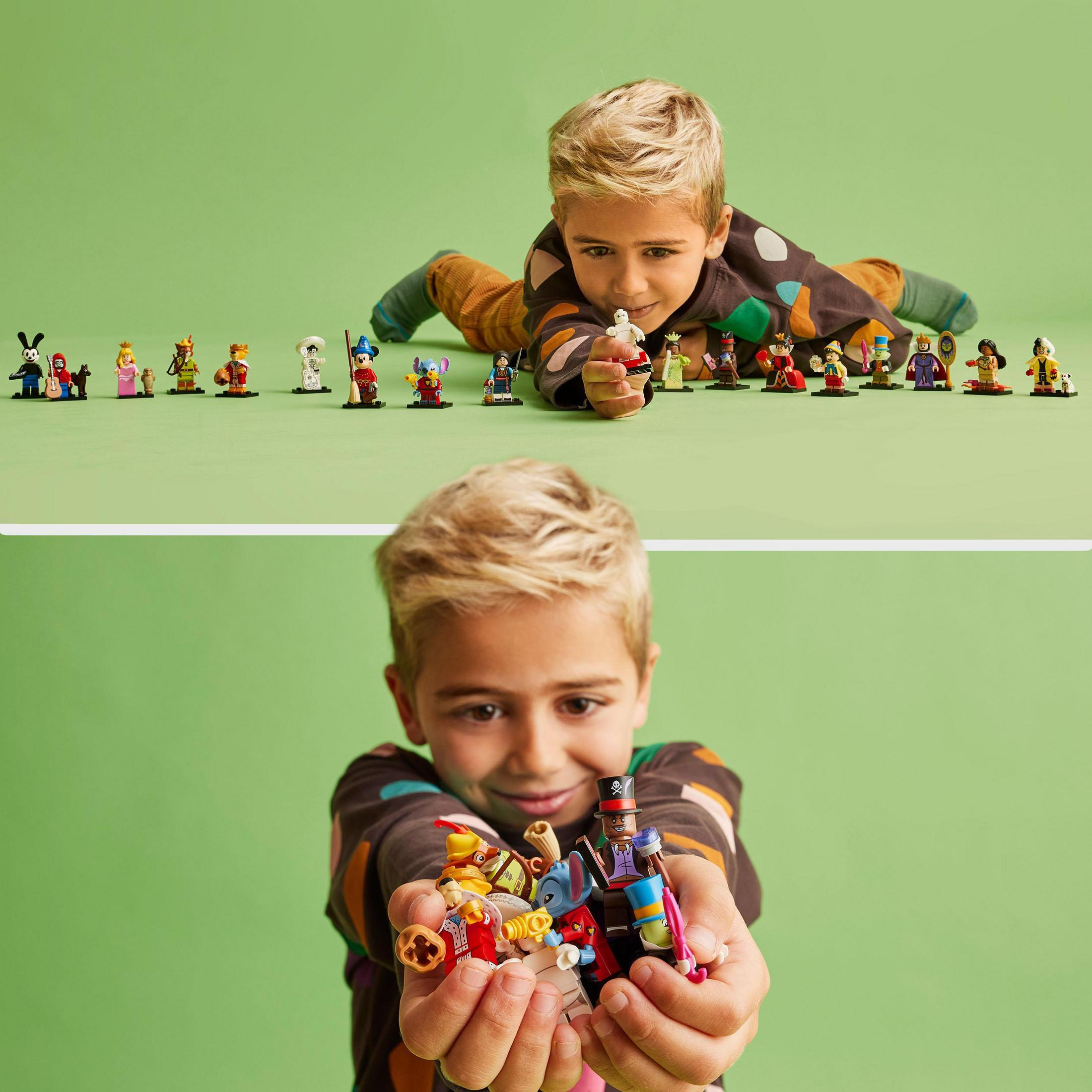 Ein Junge zeigt Lego-Figuren. Einige stehen in einer Reihe, andere werden gehalten.