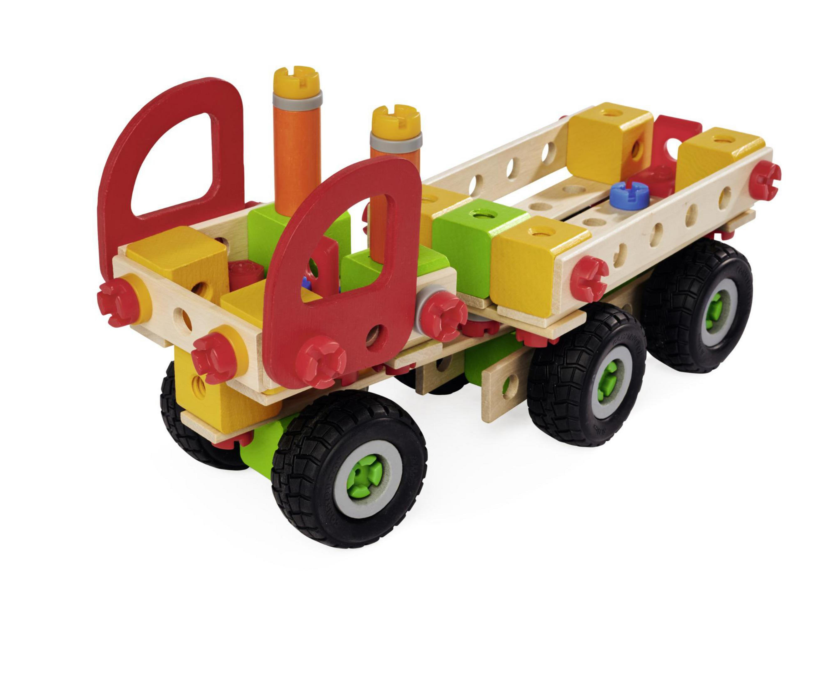 Holzspielzeug-LKW mit roter Kabine, gelben und grünen Blöcken. Schwarze Räder auf weißer Oberfläche.