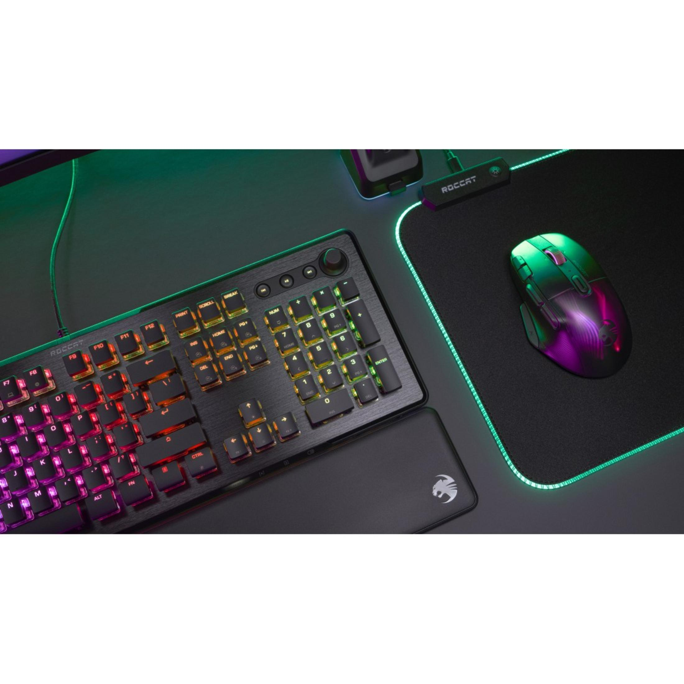 Configurazione di gioco: tastiera, mouse e tappetino per mouse. Tastiera con luci colorate.