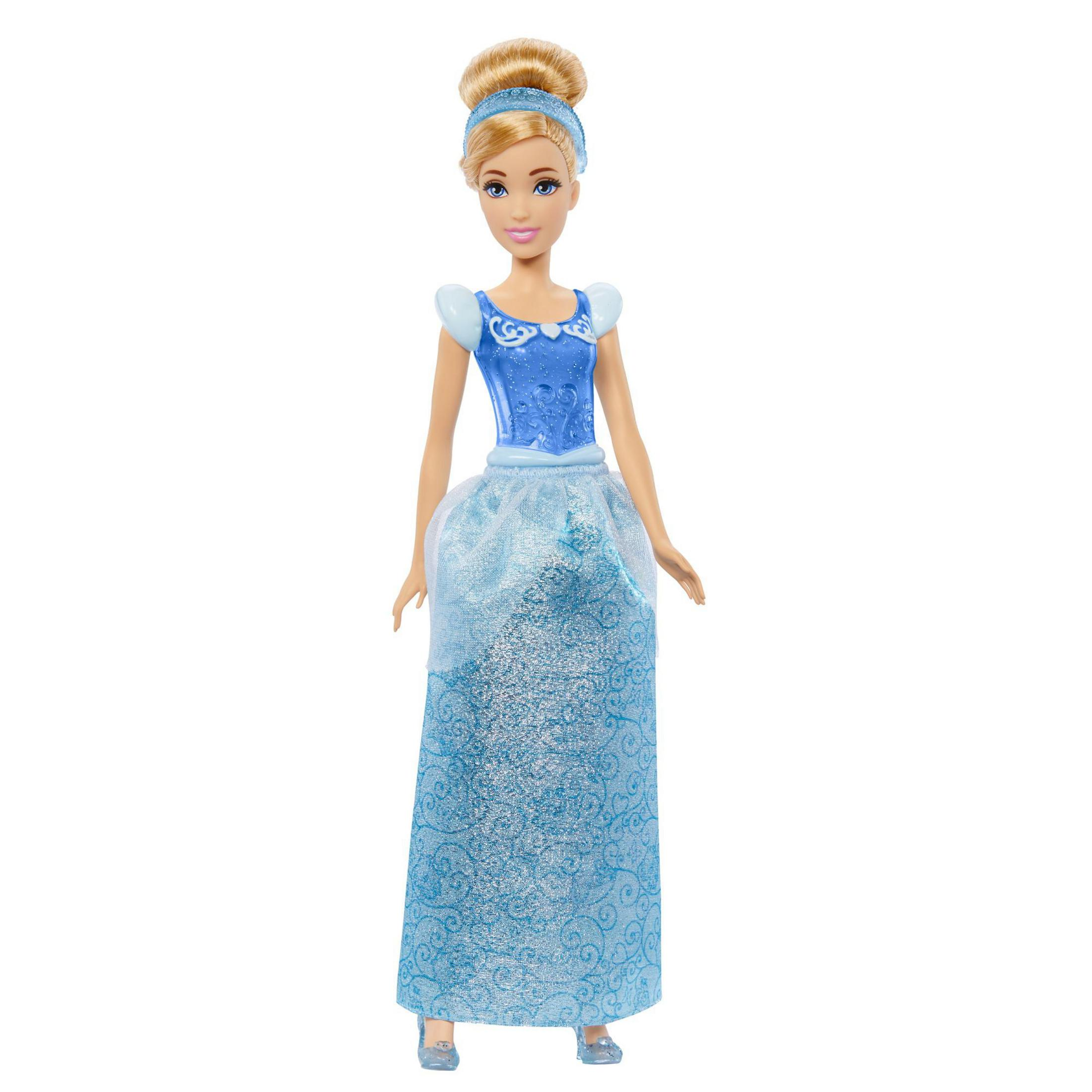 Muñeca de Cenicienta con vestido azul y diadema, de pie sobre un fondo blanco.
