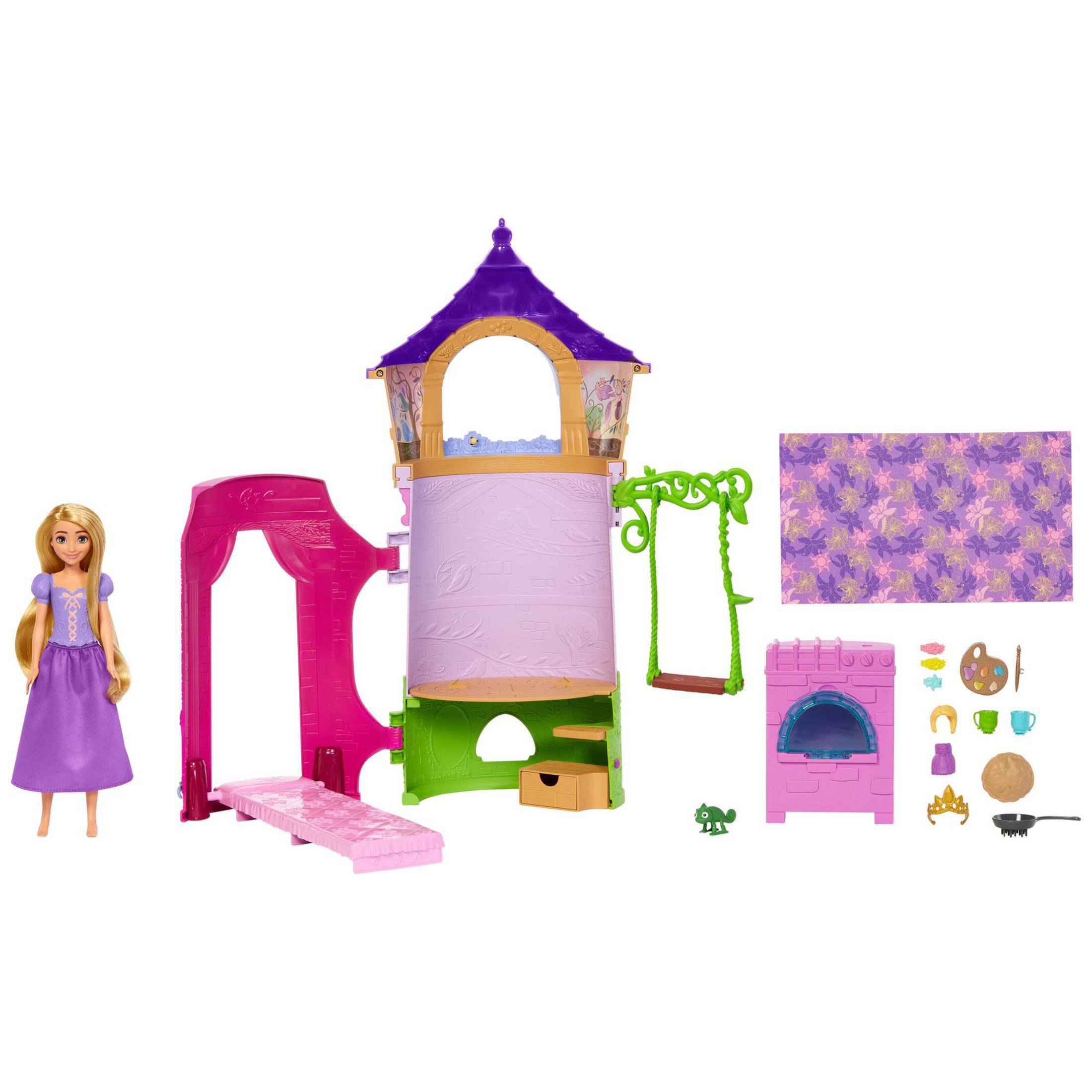 Eine Rapunzel-Puppe steht neben einem Turm-Spielset. Das Set enthält einen Turm, einen Torbogen, eine Schaukel, Zubehör und eine Kulisse.