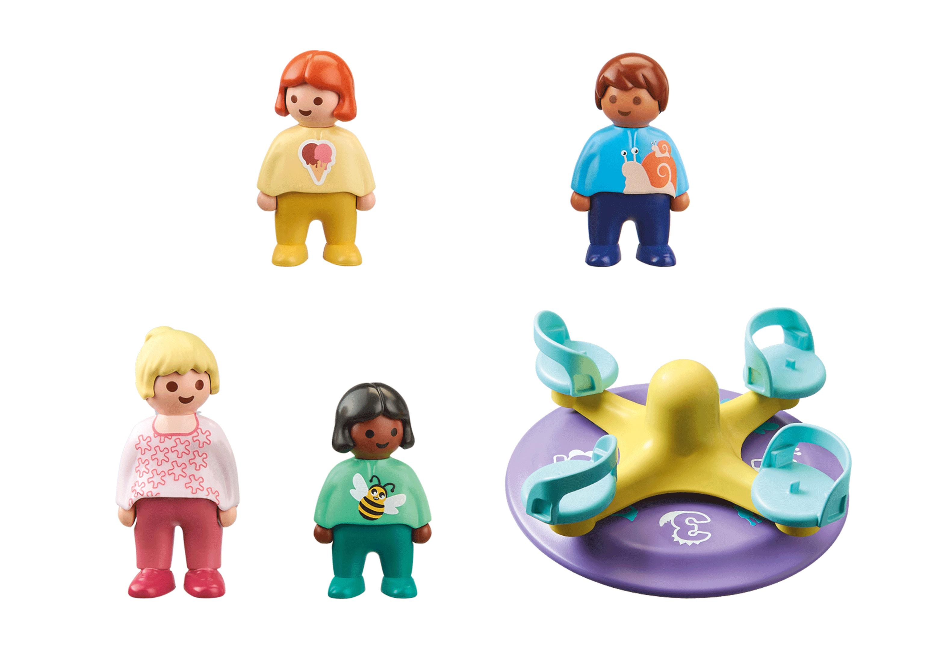 Personaggi Playmobil e un carosello giocattolo. I personaggi includono bambini. Sfondo bianco.