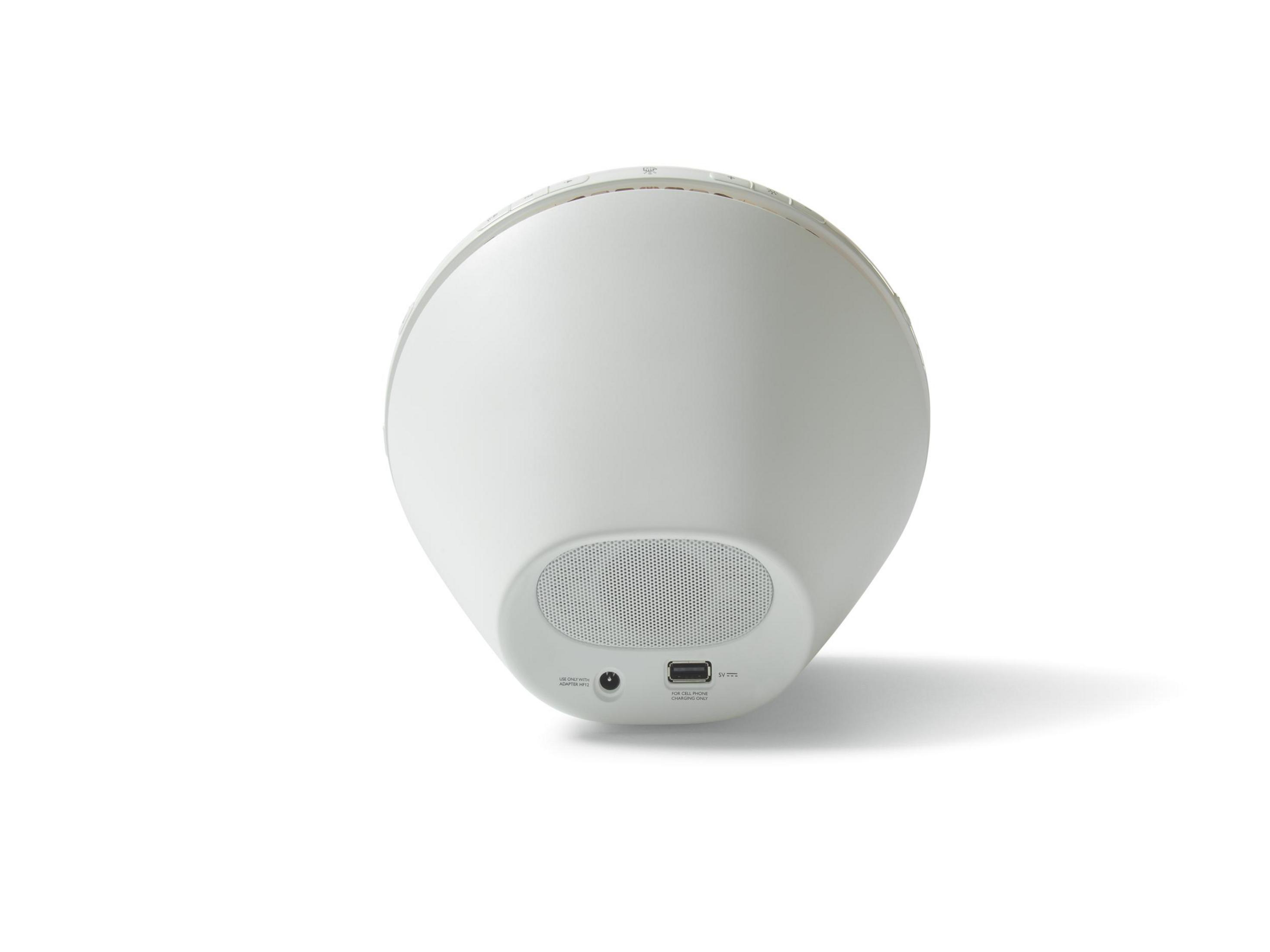 Haut-parleur blanc avec vue arrière, montrant les ports et une grille de haut-parleur sur fond blanc.