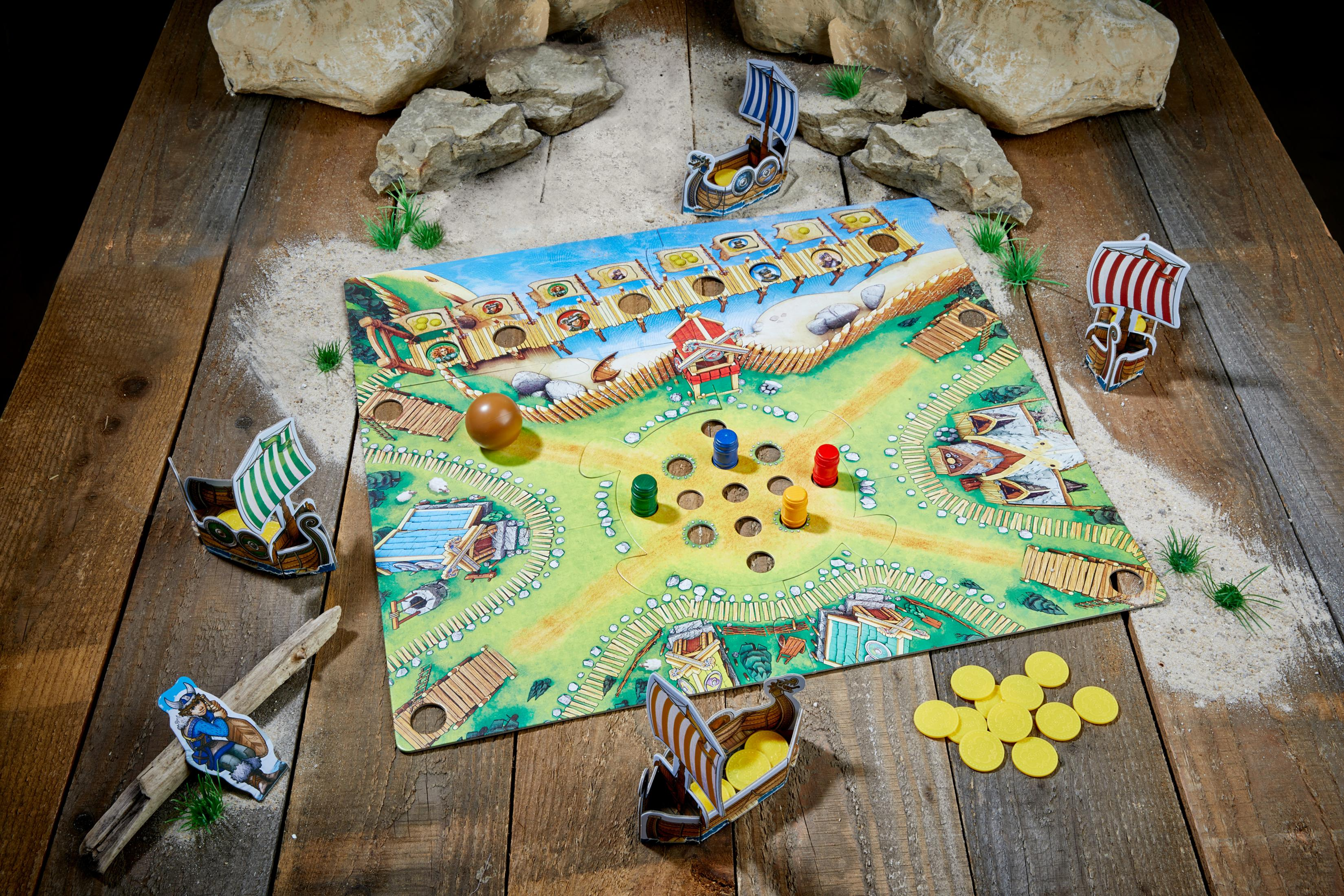 Brettspiel mit Holzsockel, Schiffen und Spielfiguren, zum Thema Wikinger.