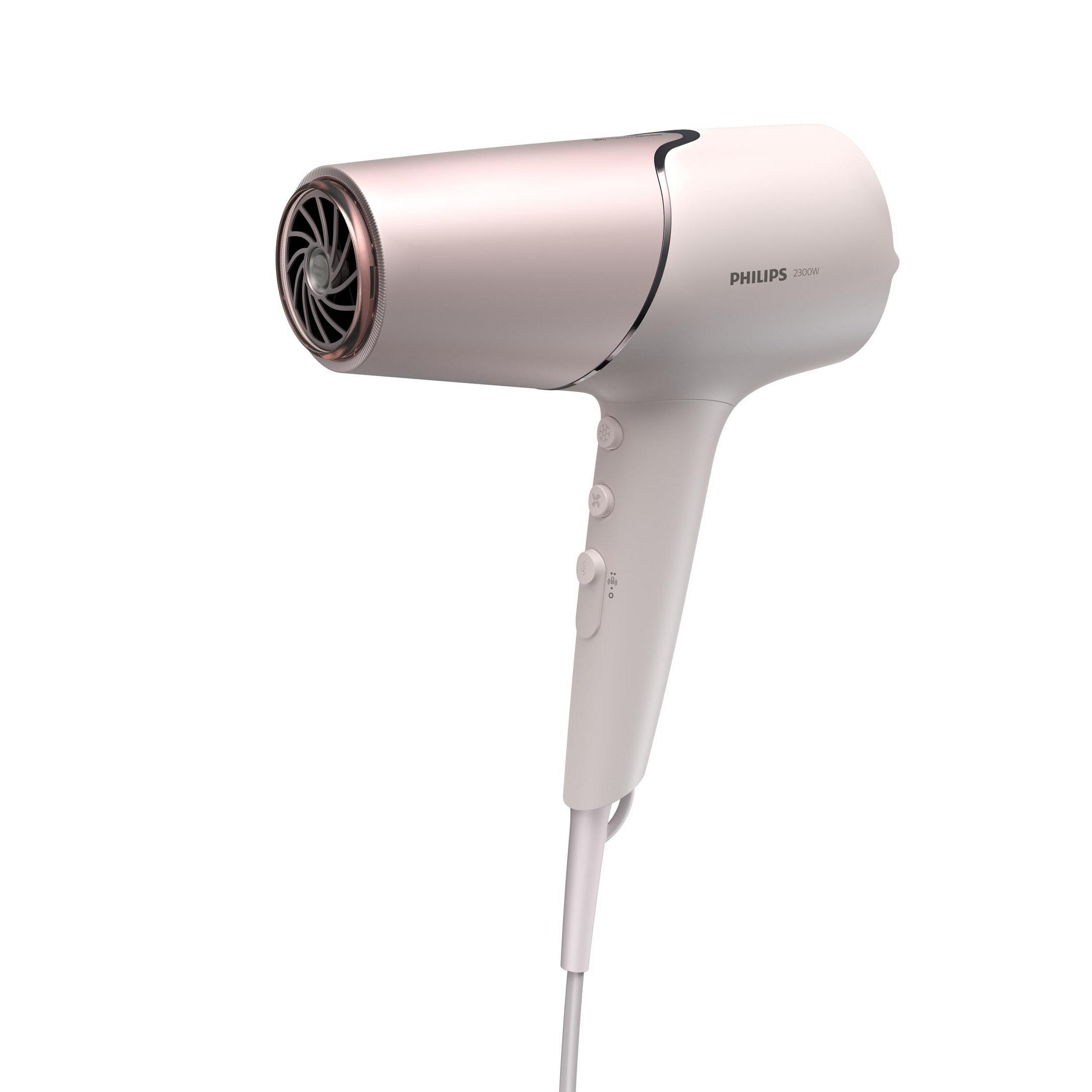 Secador de pelo Philips blanco con boquilla dorada, inclinado hacia la derecha.