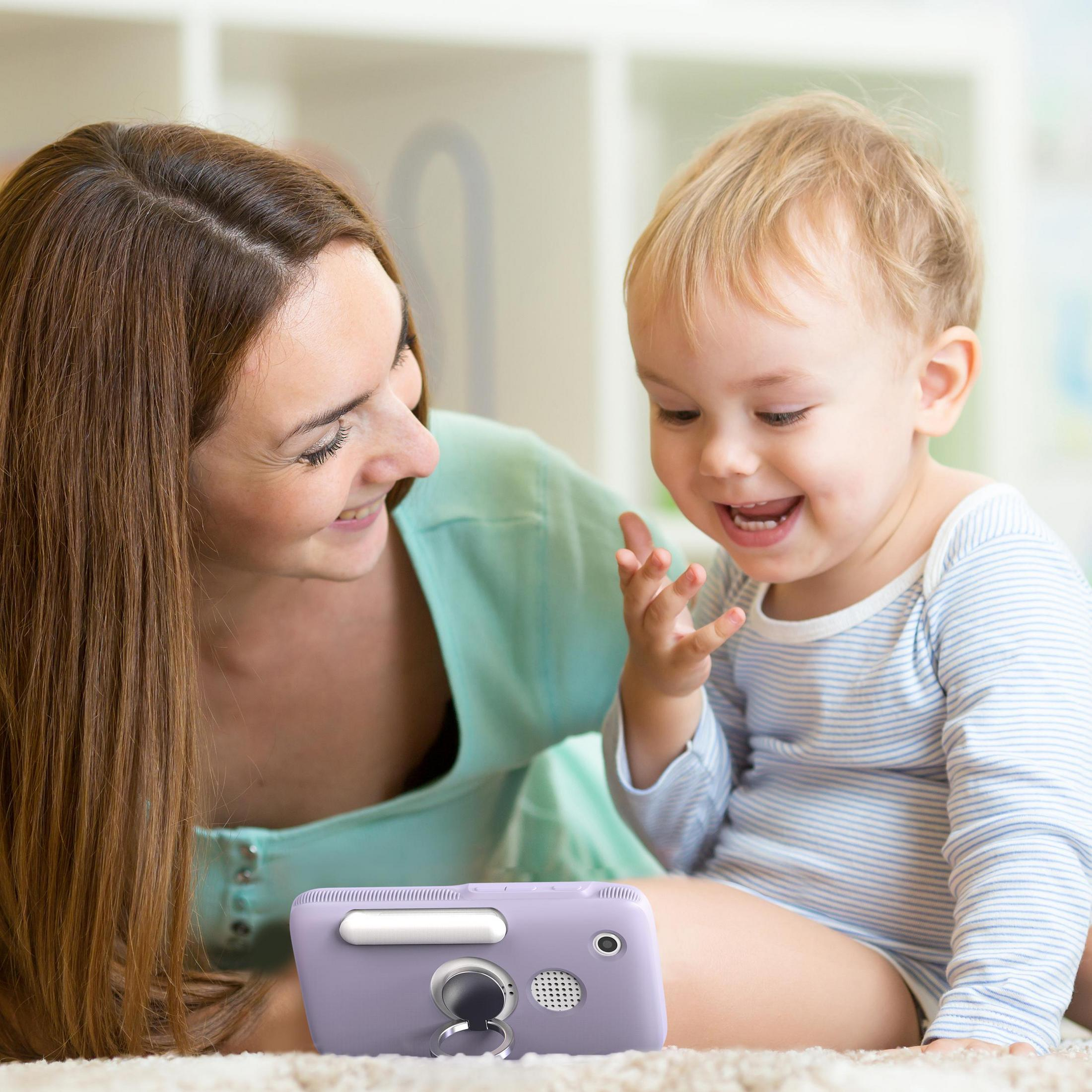Mutter und Baby schauen gemeinsam auf ein Tablet.