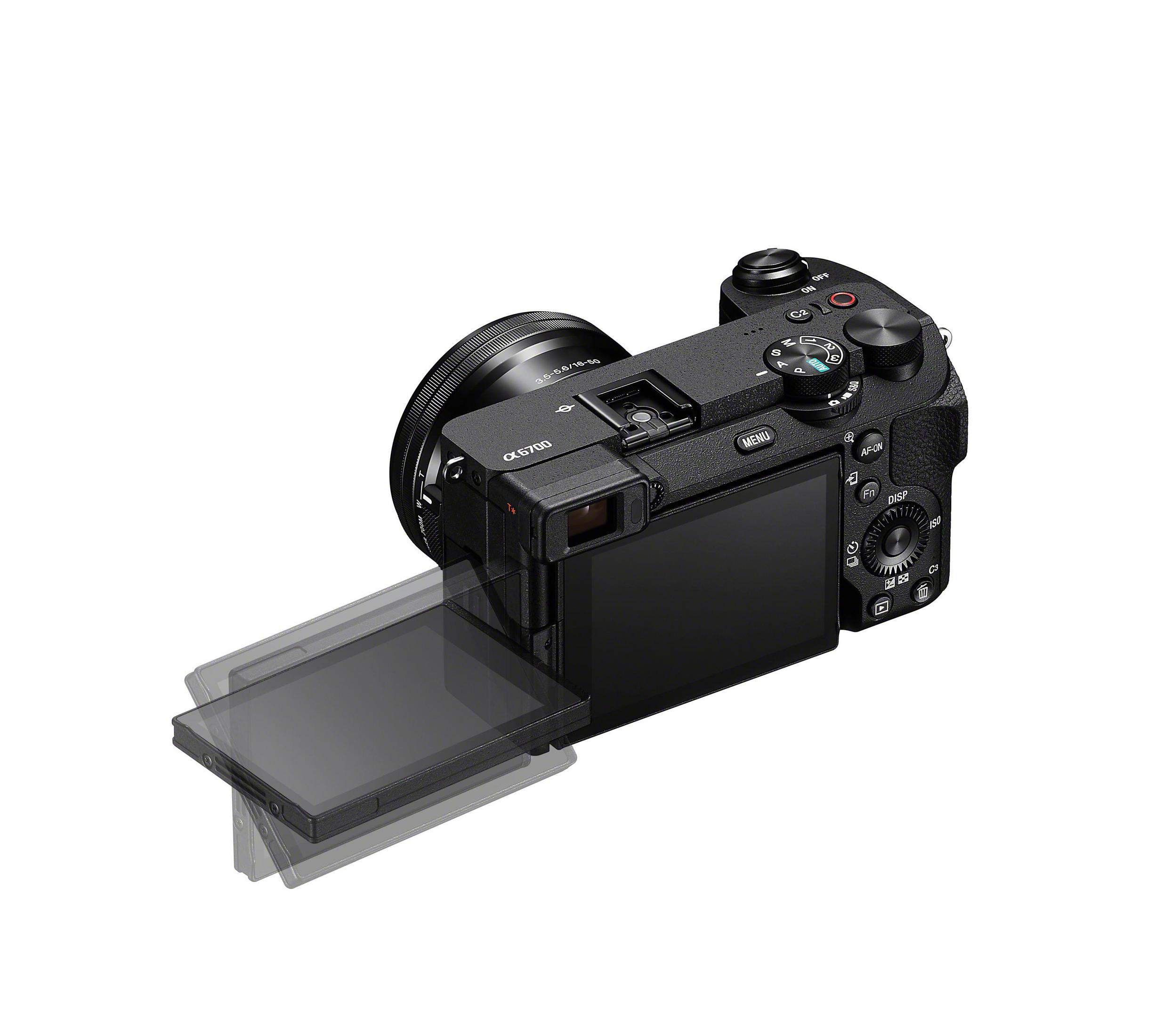Een bovenaanzicht van een zwarte camera met een open scherm, geïsoleerd op wit. De lens is zichtbaar.