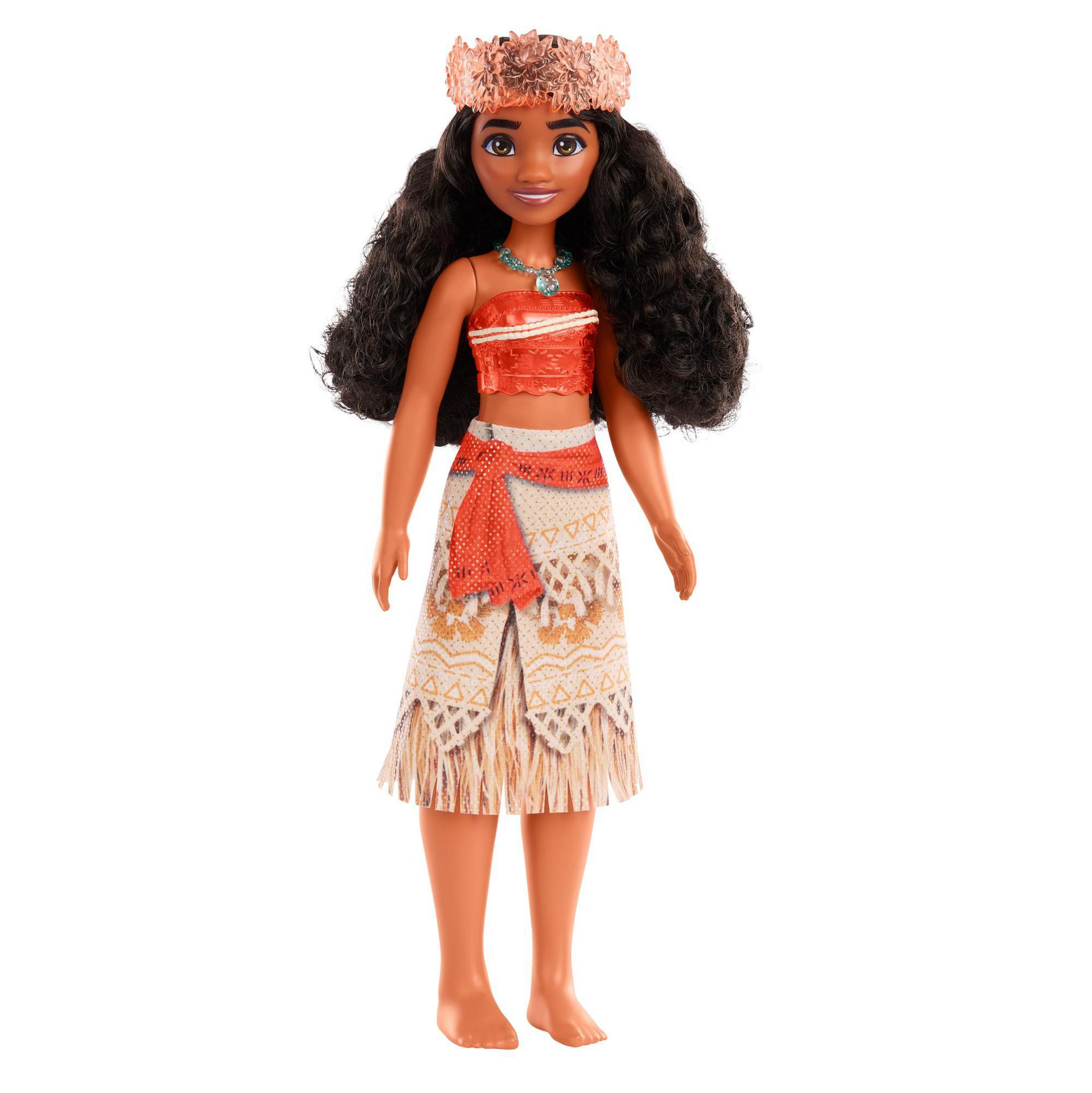 Una muñeca Moana con corona, top rojo y falda estampada, sobre fondo blanco.
