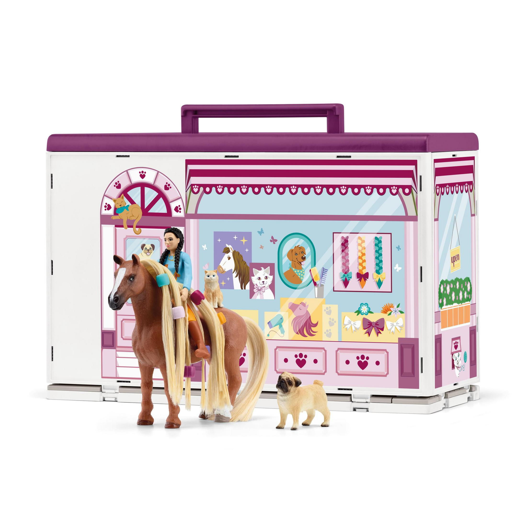 Ein Spielzeugpferd mit einem Mädchen, einer Katze, einem Hund und einem Tierhandlung-Spielset.