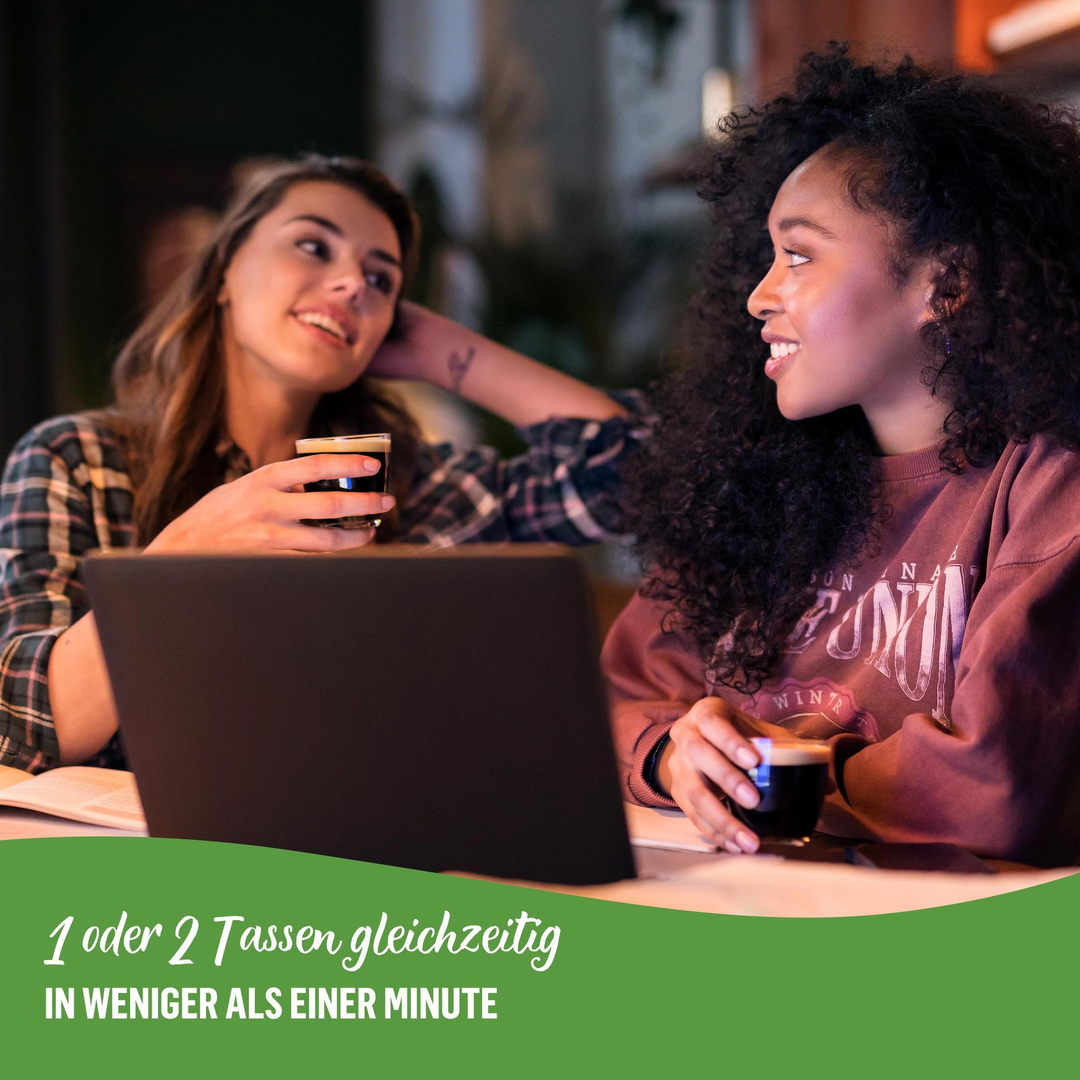 Dwie kobiety z filiżankami kawy, laptop, tekst: 1 lub 2 filiżanki w mniej niż minutę.