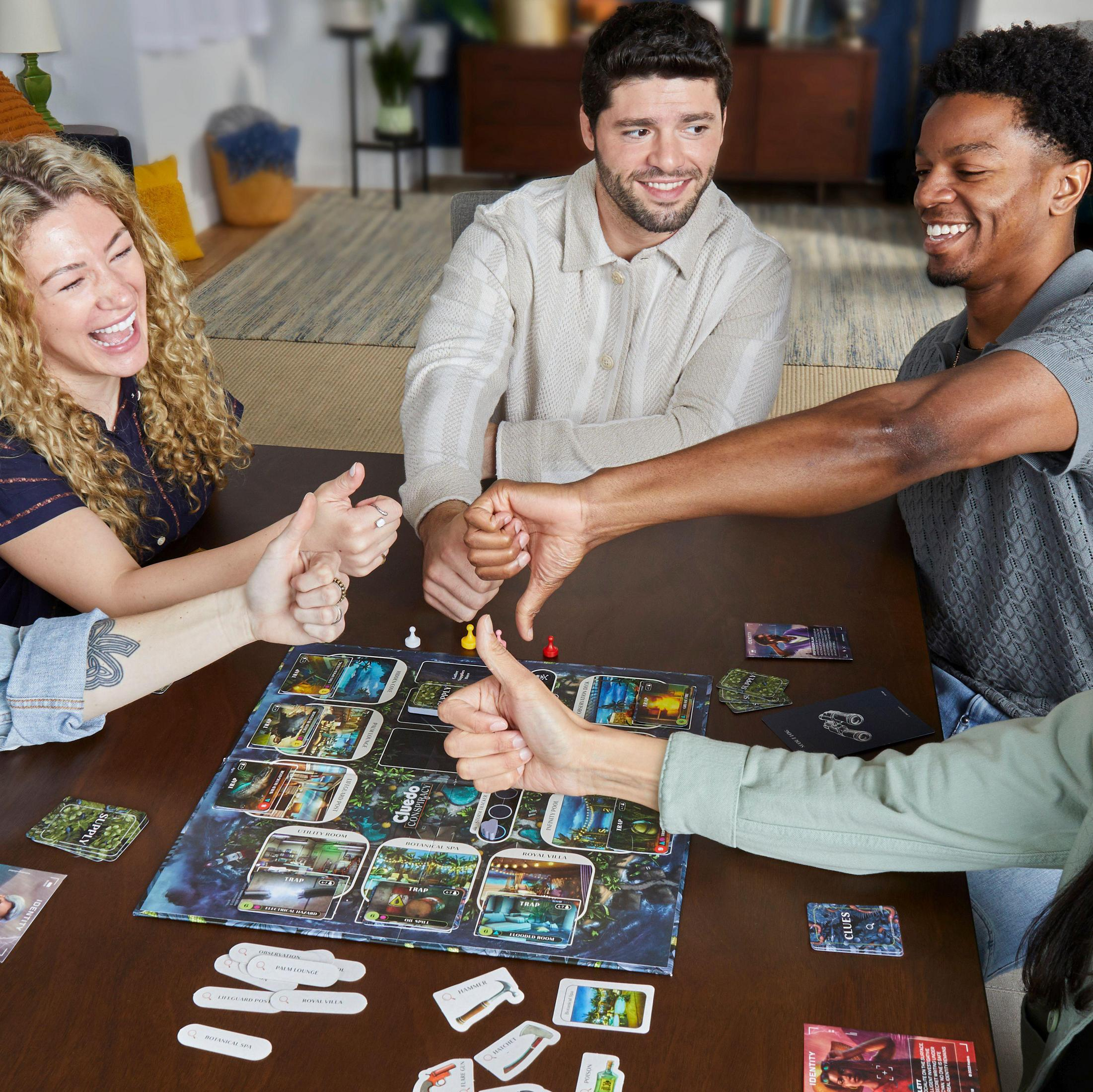 Eine Gruppe von Leuten spielt ein Brettspiel, einige Daumen hoch, andere Daumen runter.