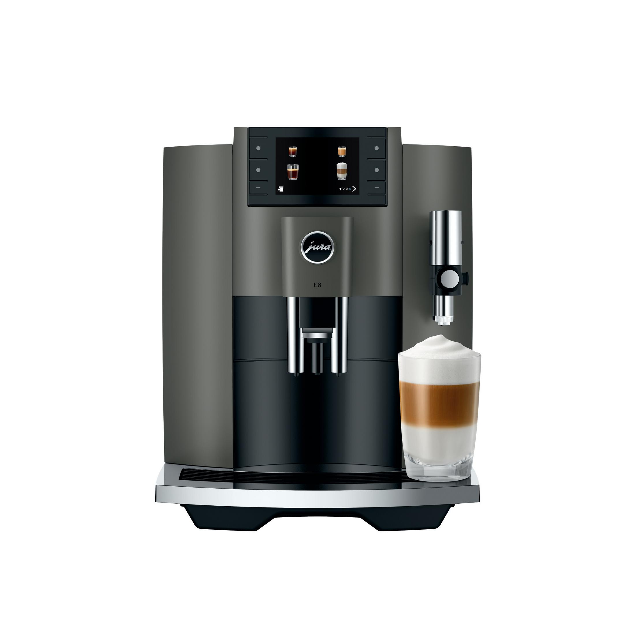 Eine graue Kaffeemaschine mit einem Glas Latte Macchiato auf weißem Hintergrund.