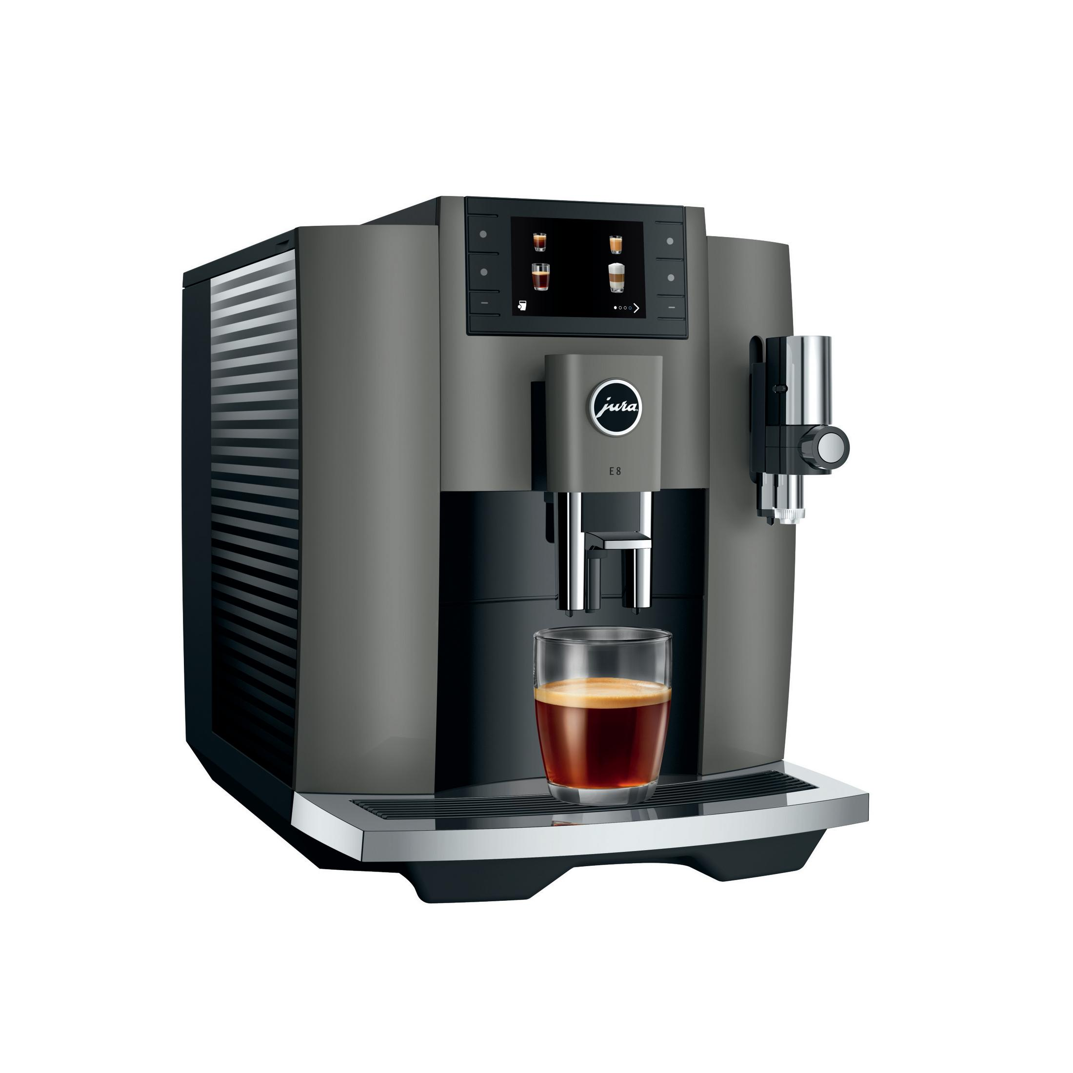 Eine graue Kaffeemaschine mit einem Glas Kaffee und weißem Hintergrund.
