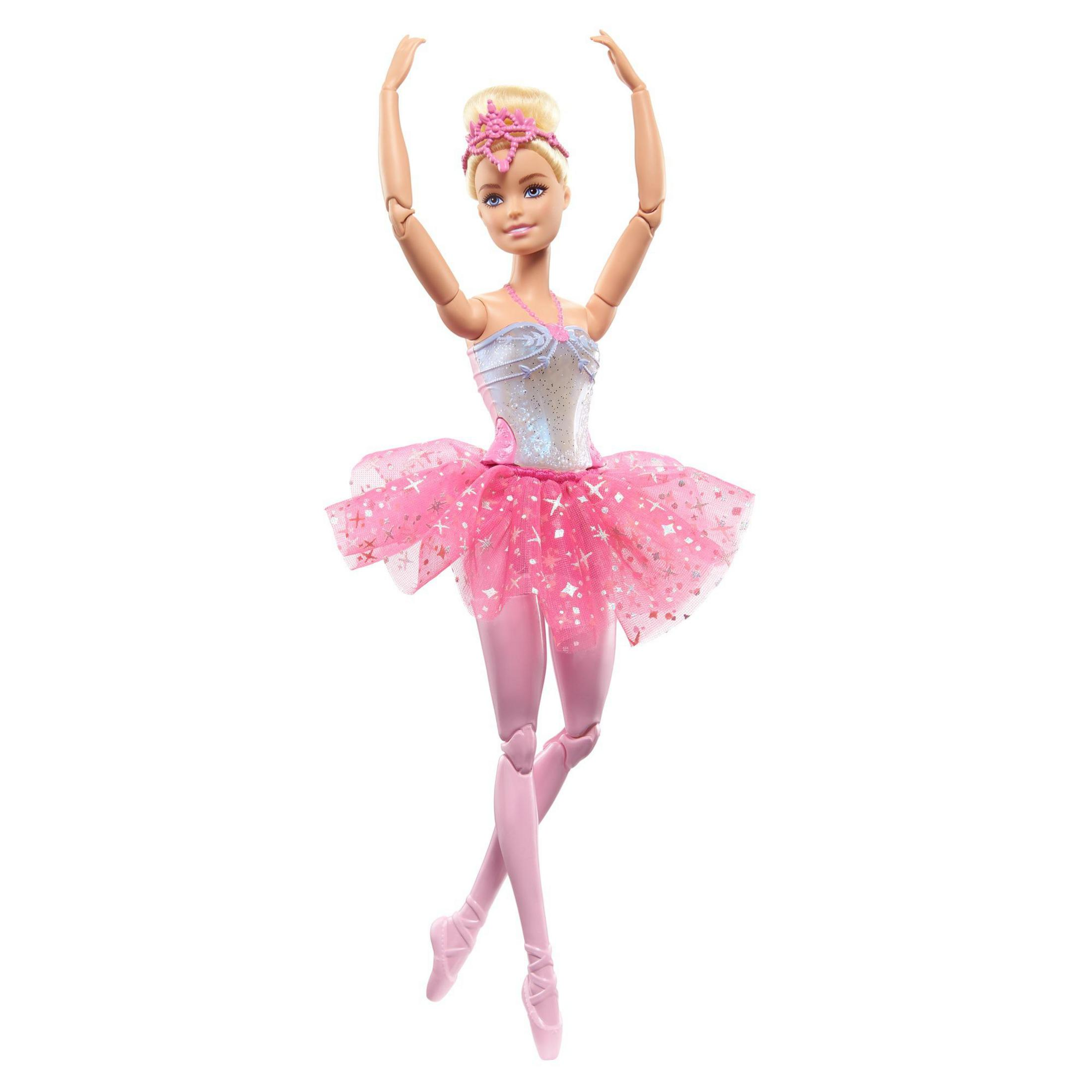 Eine Barbie-Ballerina-Puppe in einem rosa Tutu, Arme gehoben, auf weißem Hintergrund.