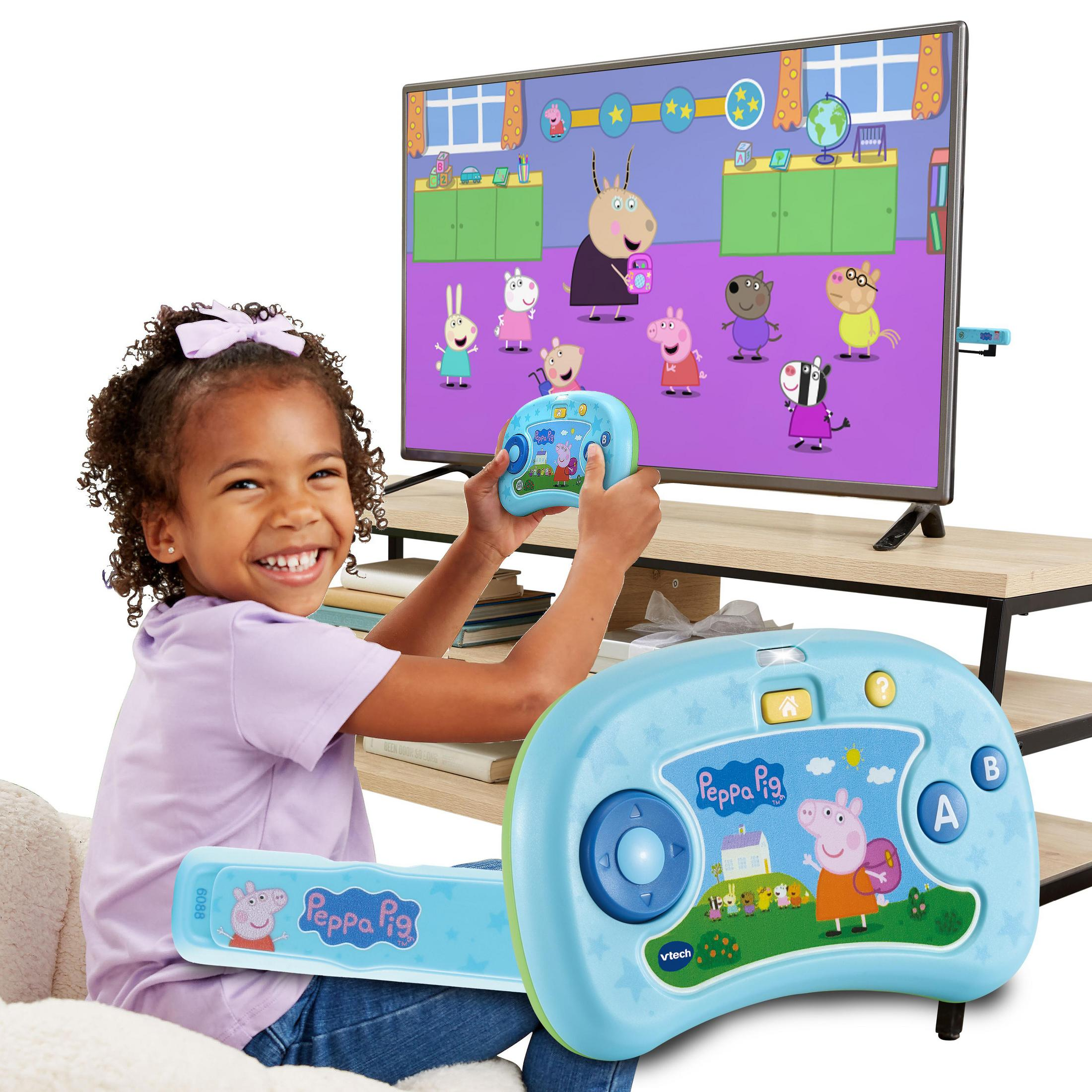 Ein junges Mädchen hält zwei Peppa Pig Gamecontroller, Fernseher im Hintergrund.