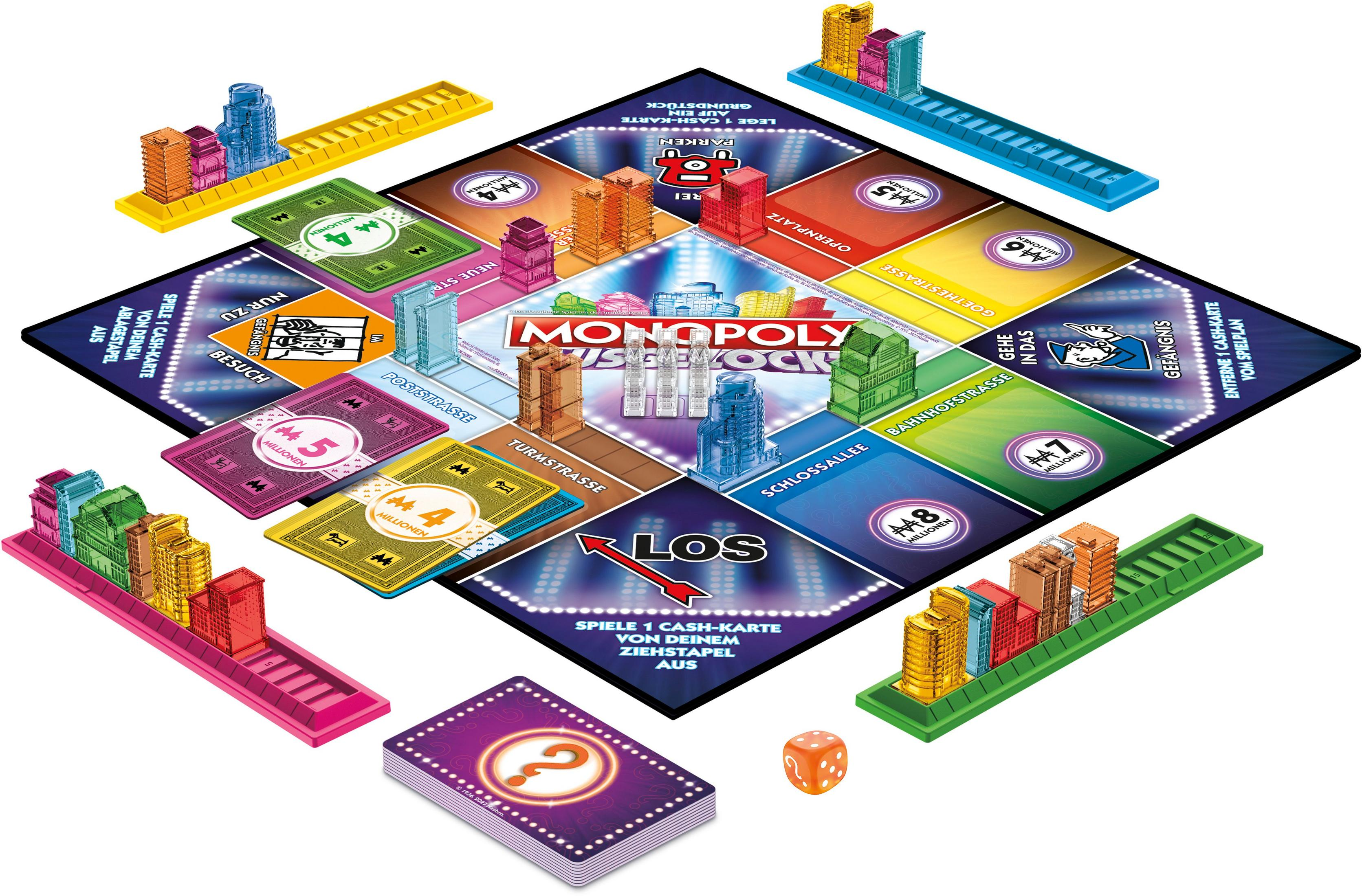 Ein Monopoly-Brettspiel mit Gebäuden, Karten, Würfeln und Spielsteinen, schräge Ansicht, helle Beleuchtung.
