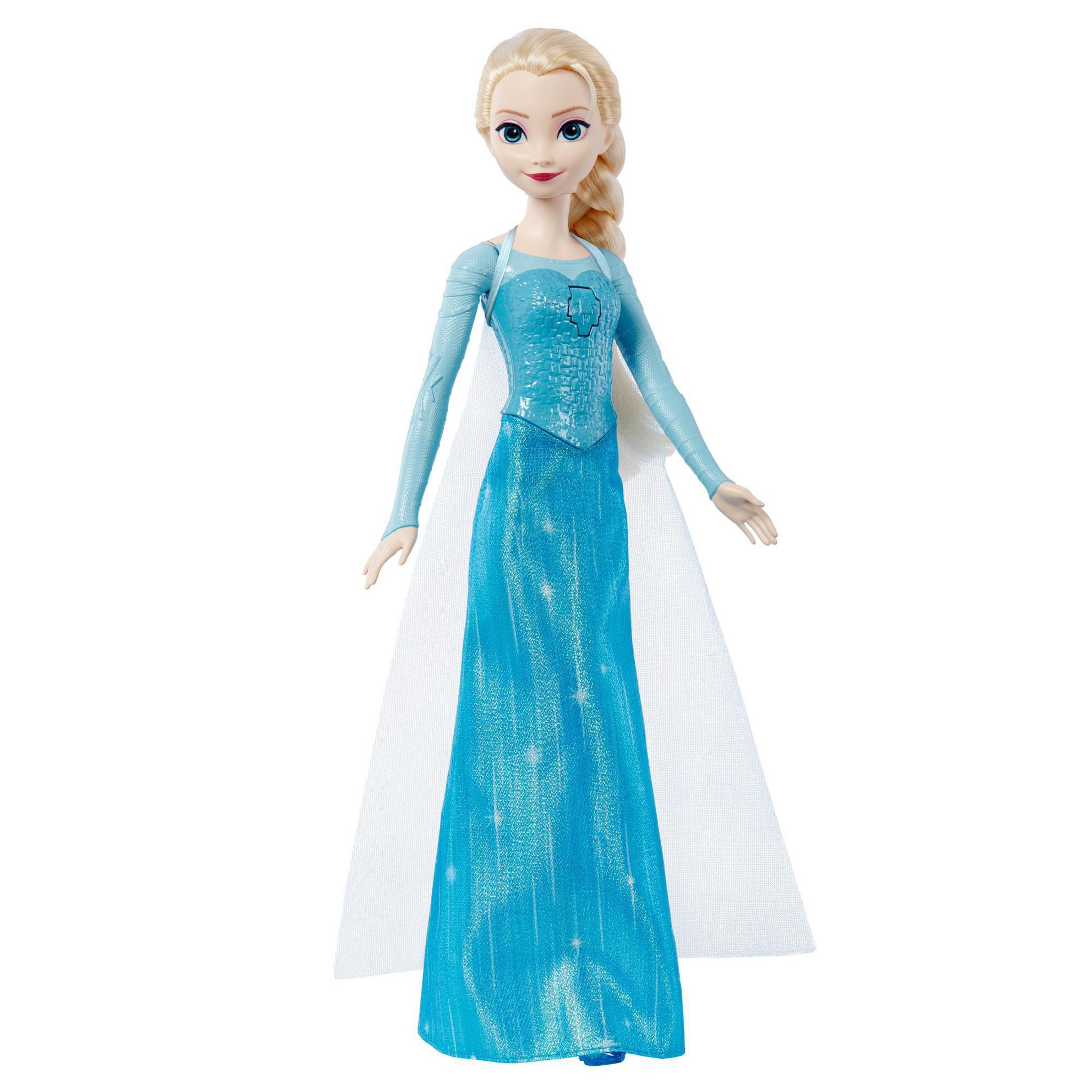 Elsa Puppe aus Frozen, trägt blaues Kleid und weißen Umhang. Sie hat blondes Haar im Zopf, blickt den Betrachter an.