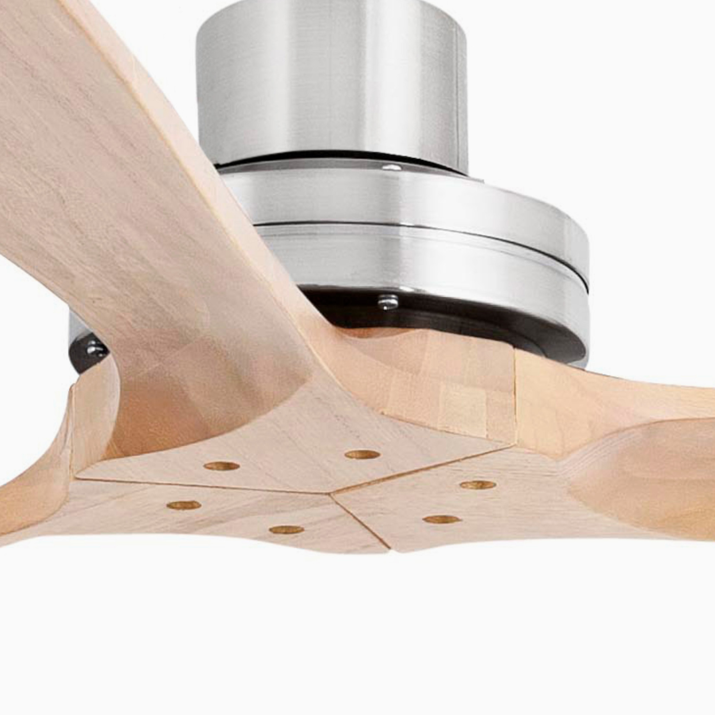 Nahaufnahme eines Deckenventilators mit Holzflügeln und einem silbernen Motorgehäuse.