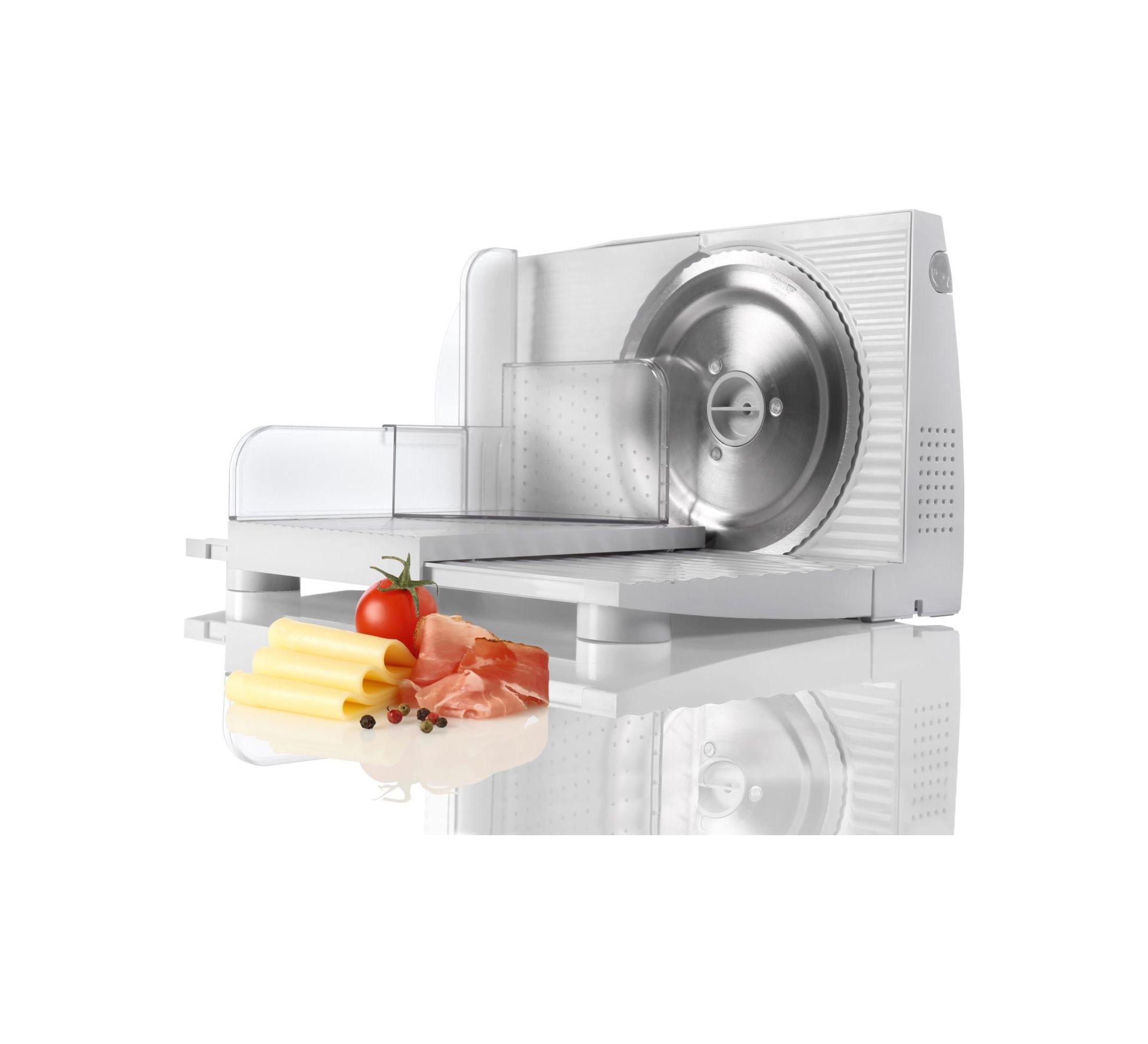 Biała krajalnica do żywności z pomidorem, serem, szynką i pieprzem. Odbicie na białej powierzchni.