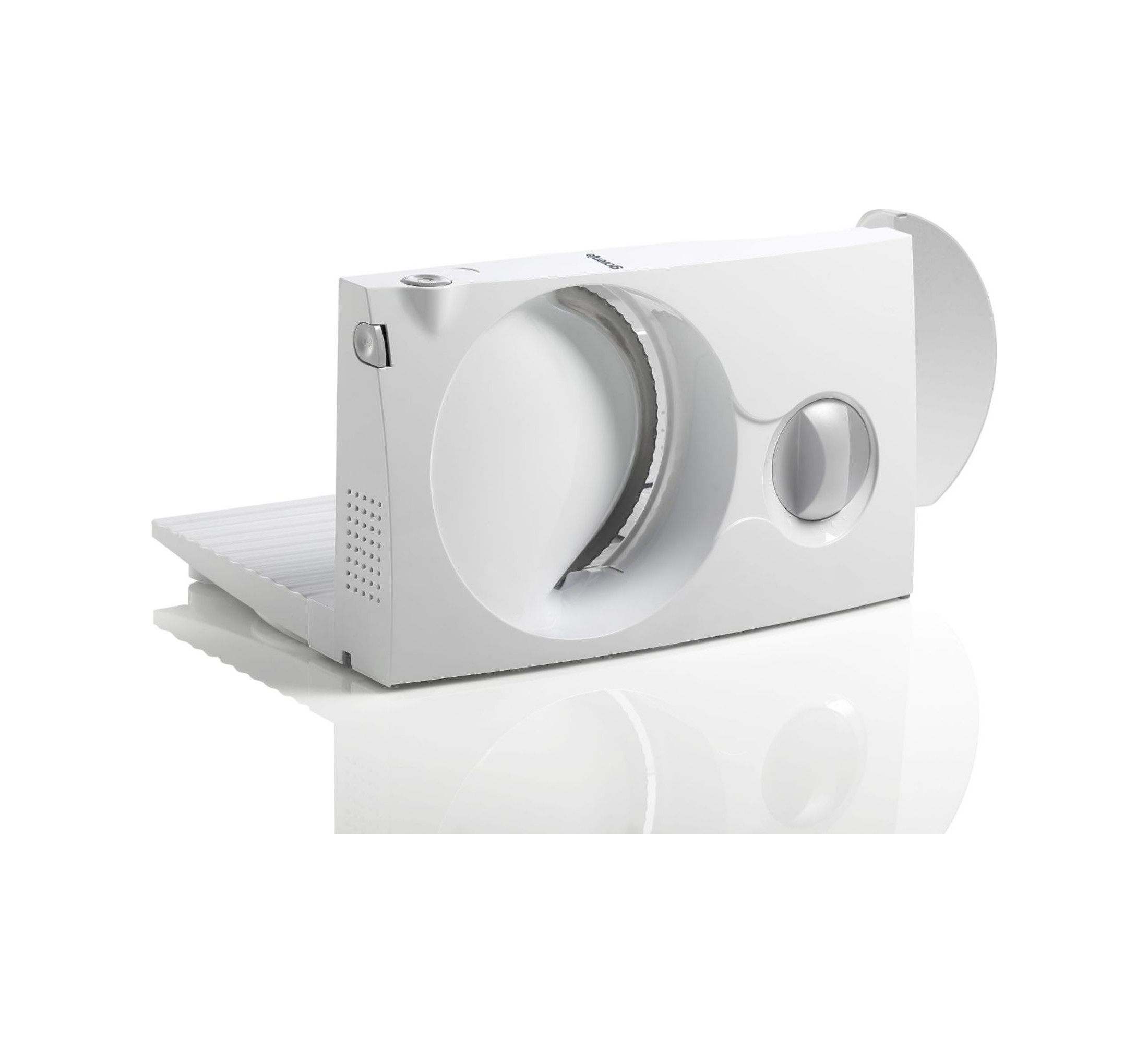 Biała krajalnica do żywności. Ma ostrze pod kątem, platformę na żywność i pokrętło.