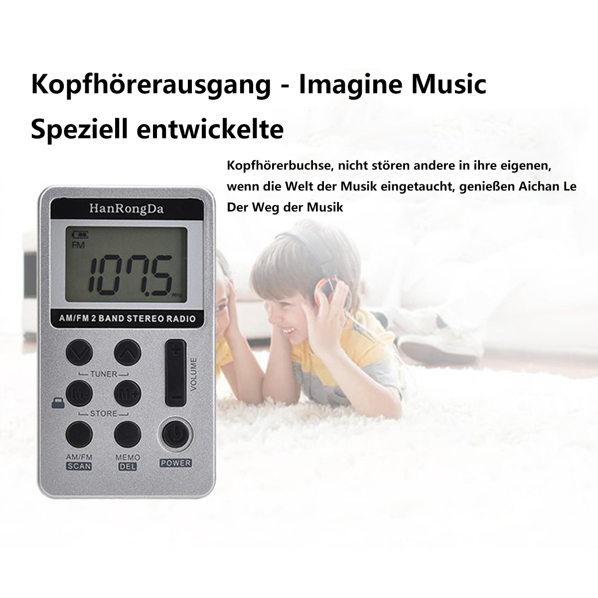 Ein kleines AM/FM-Radio mit Bildschirm und Knöpfen, neben einem lächelnden Kind.