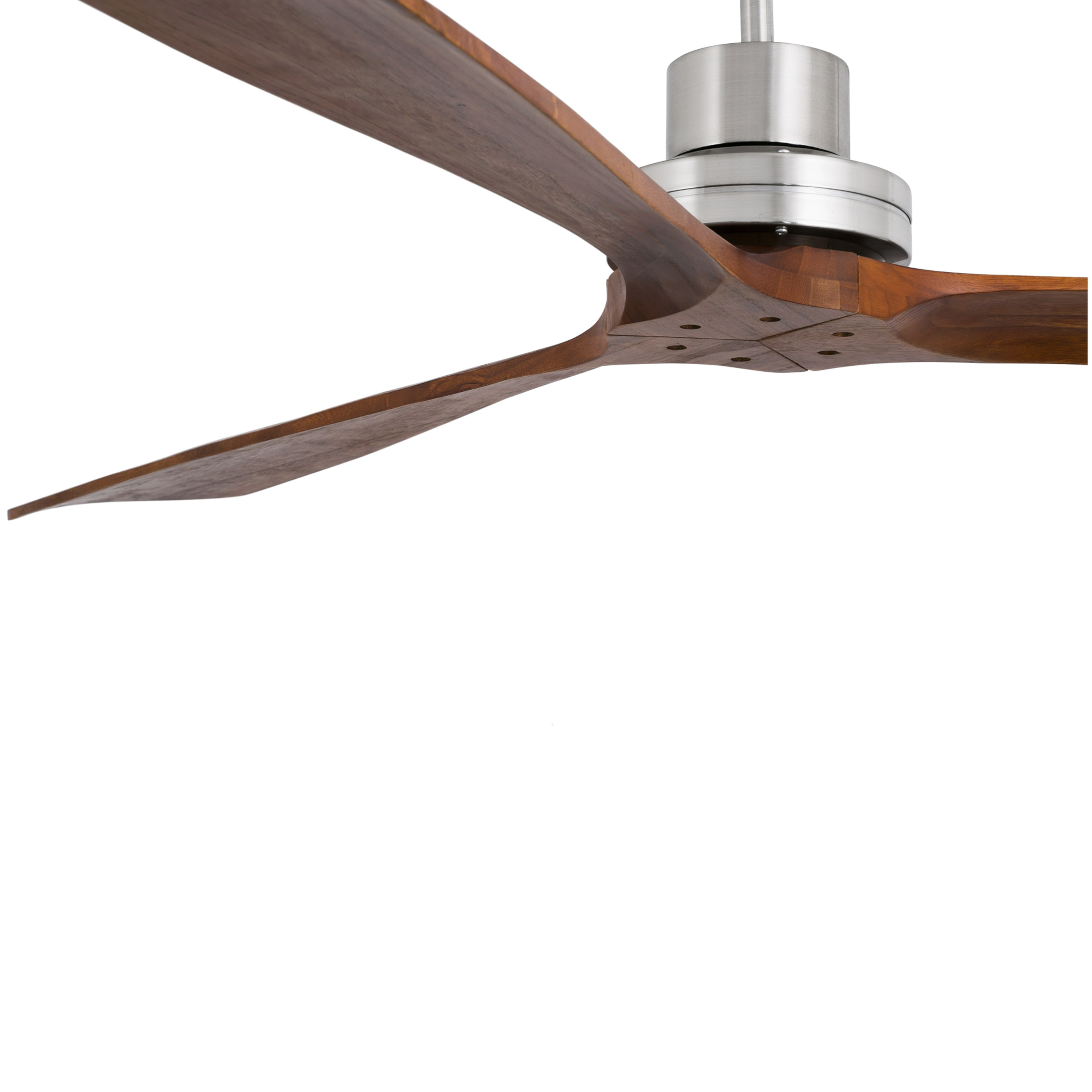 Ein Deckenventilator aus Holz mit drei Flügeln, auf weißem Hintergrund.