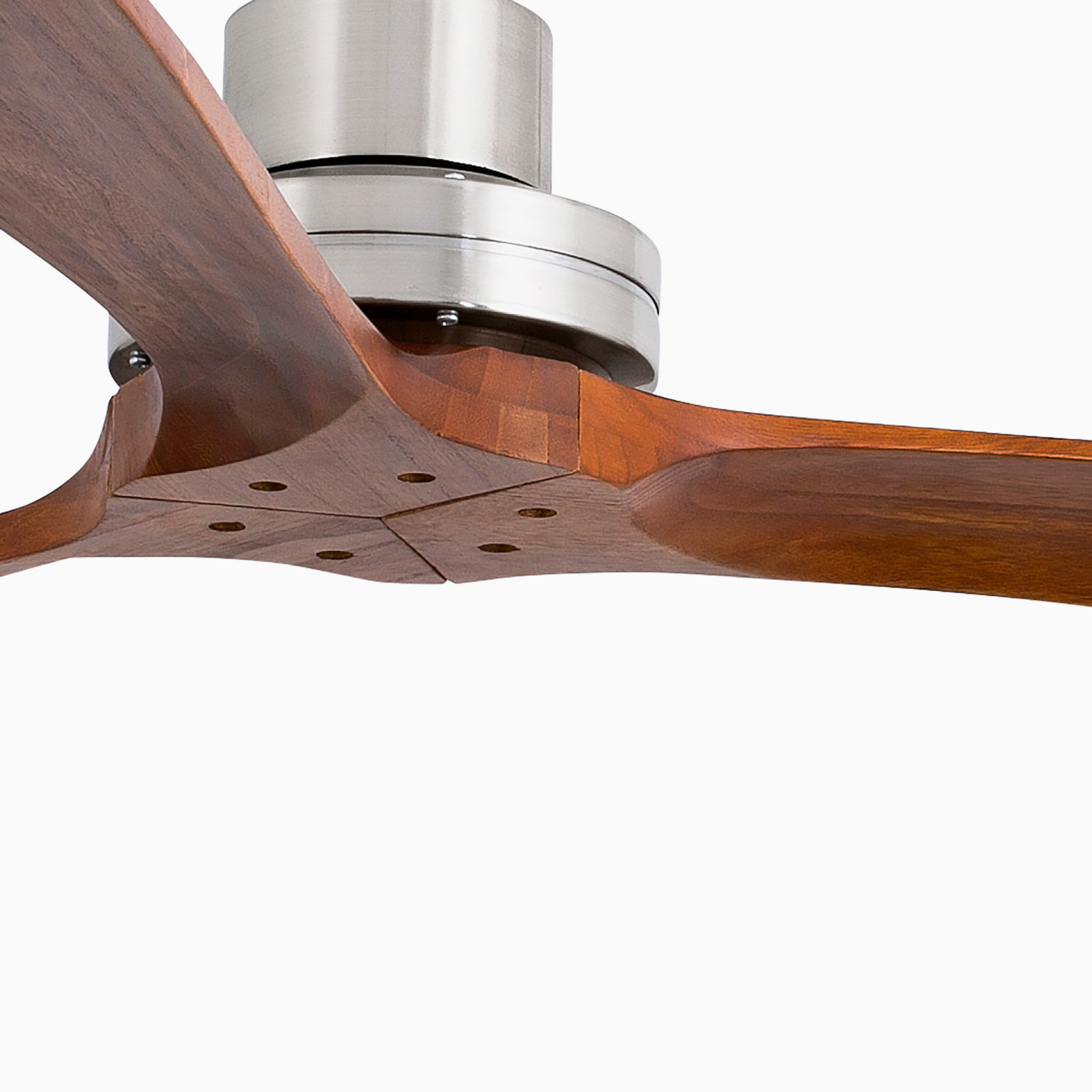 Nahaufnahme eines Deckenventilators mit drei Holzflügeln und einem silbernen Motorgehäuse, vor weißem Hintergrund.