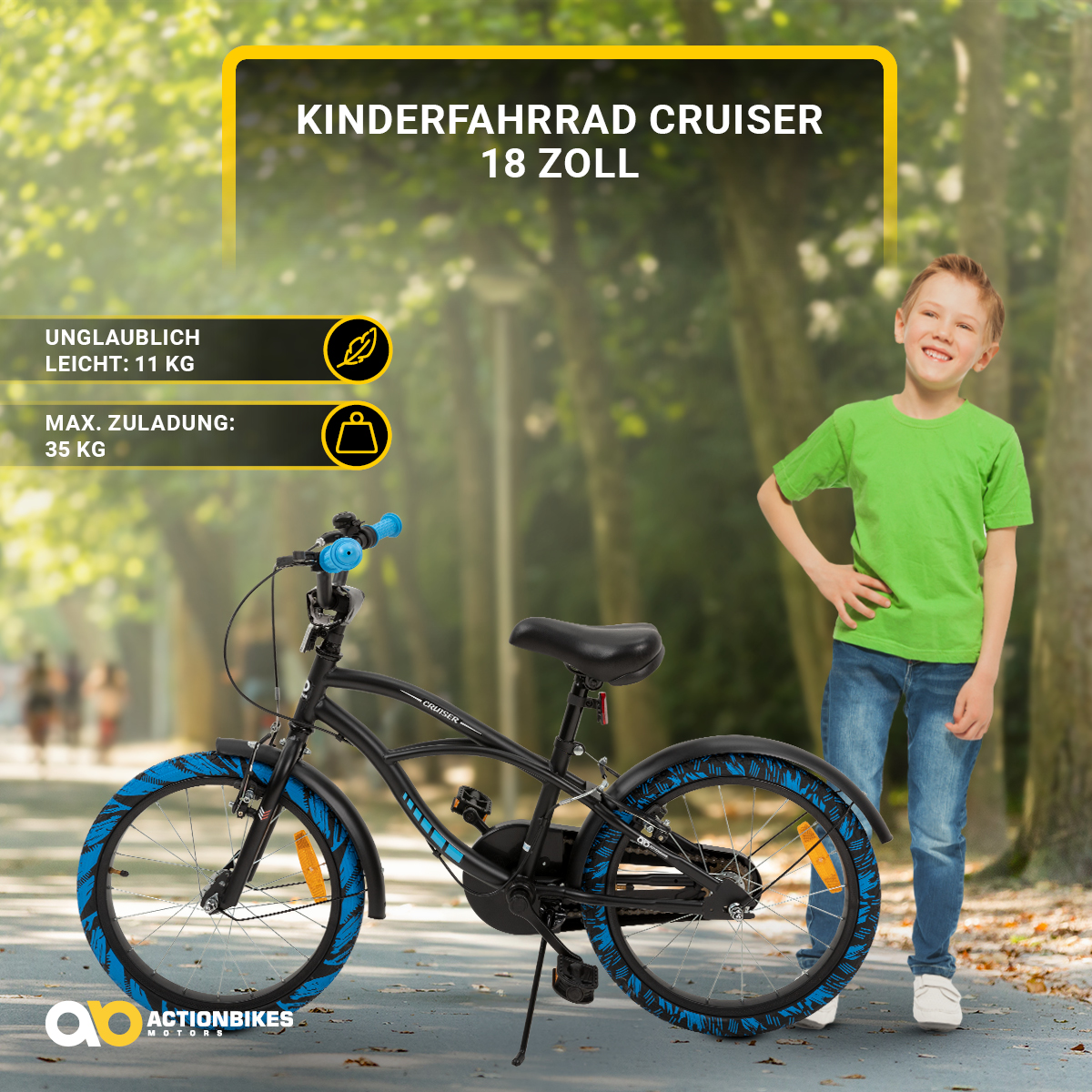 Ein Kinderfahrrad mit einem Jungen. Das Fahrrad ist schwarz und blau. Weißer Hintergrund.