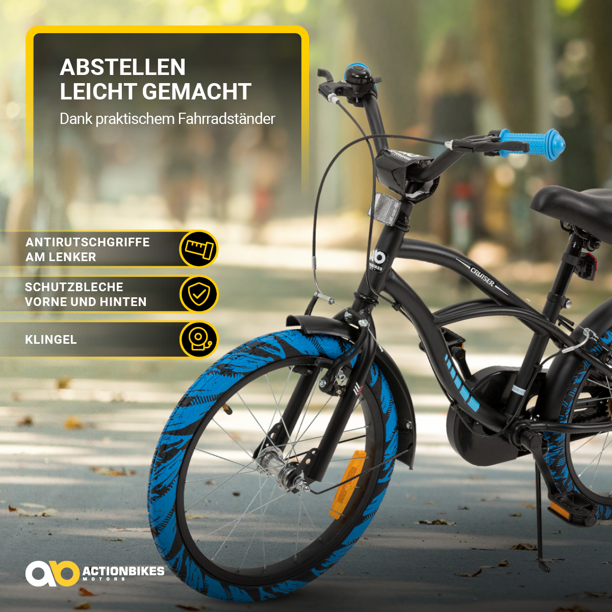 Ein schwarzes Fahrrad mit blauen Reifen und Lenker vor unscharfem Hintergrund.