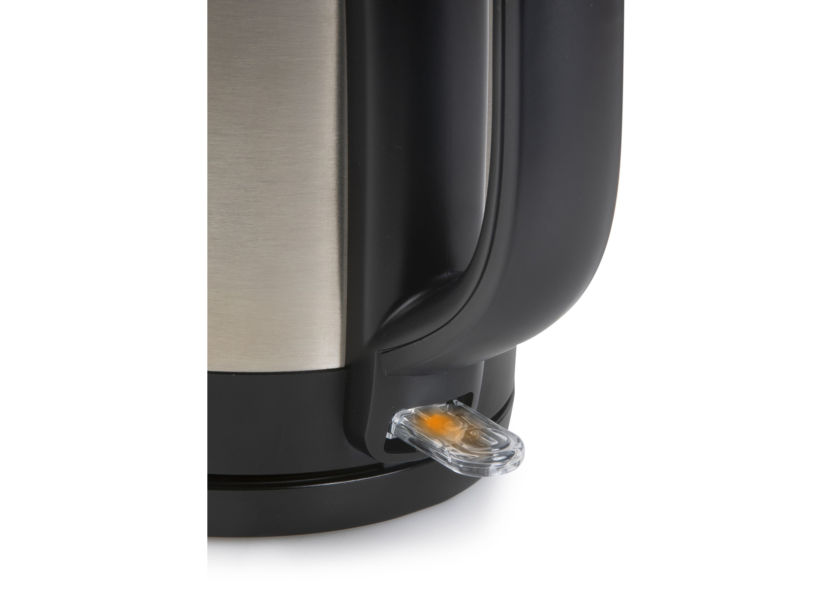 Zbliżenie metalowego czajnika, czarny uchwyt i podstawa. Przezroczysty, podświetlony przycisk zasilania.