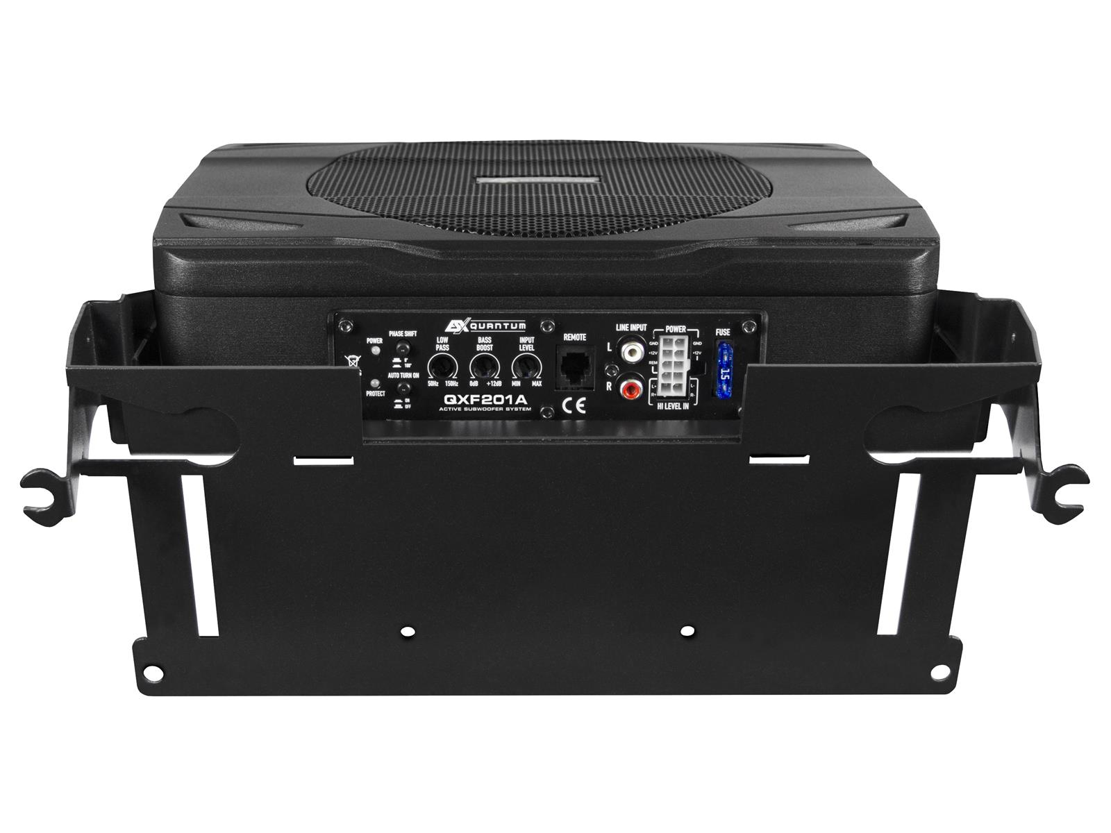 Ein schwarzer Auto-Subwoofer mit einer Montagehalterung. Die Rückseite hat Eingänge und Bedienelemente.