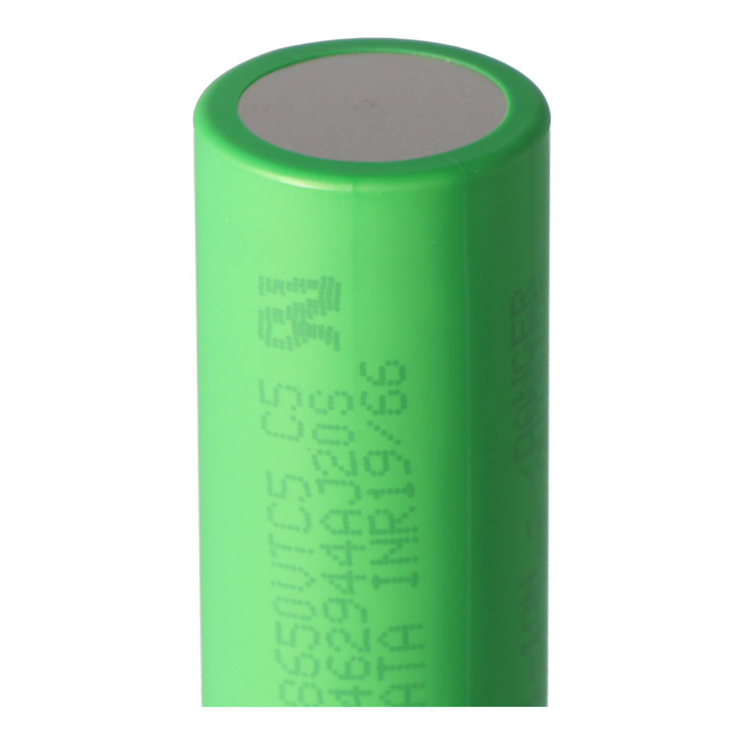 Eine grüne zylindrische Batterie mit Textdetails.