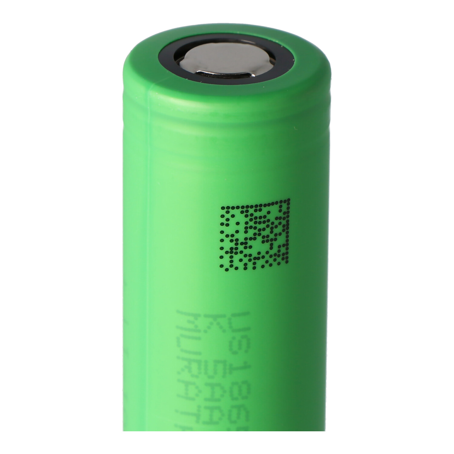 Eine grüne, wiederaufladbare Batterie. Sie ist zylindrisch mit schwarzer Oberseite und weißem Text.