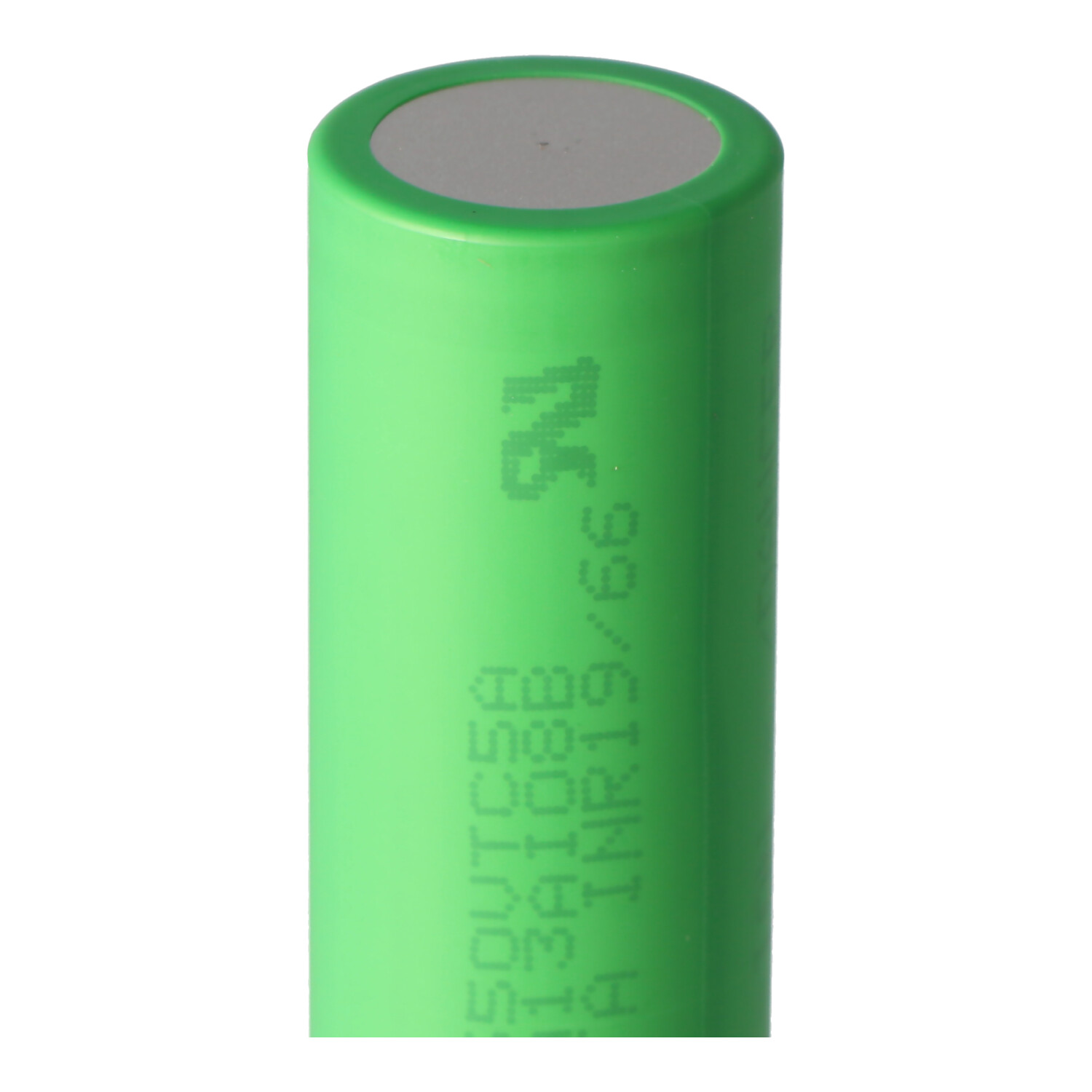 Eine grüne zylindrische Batterie mit Markierungen.