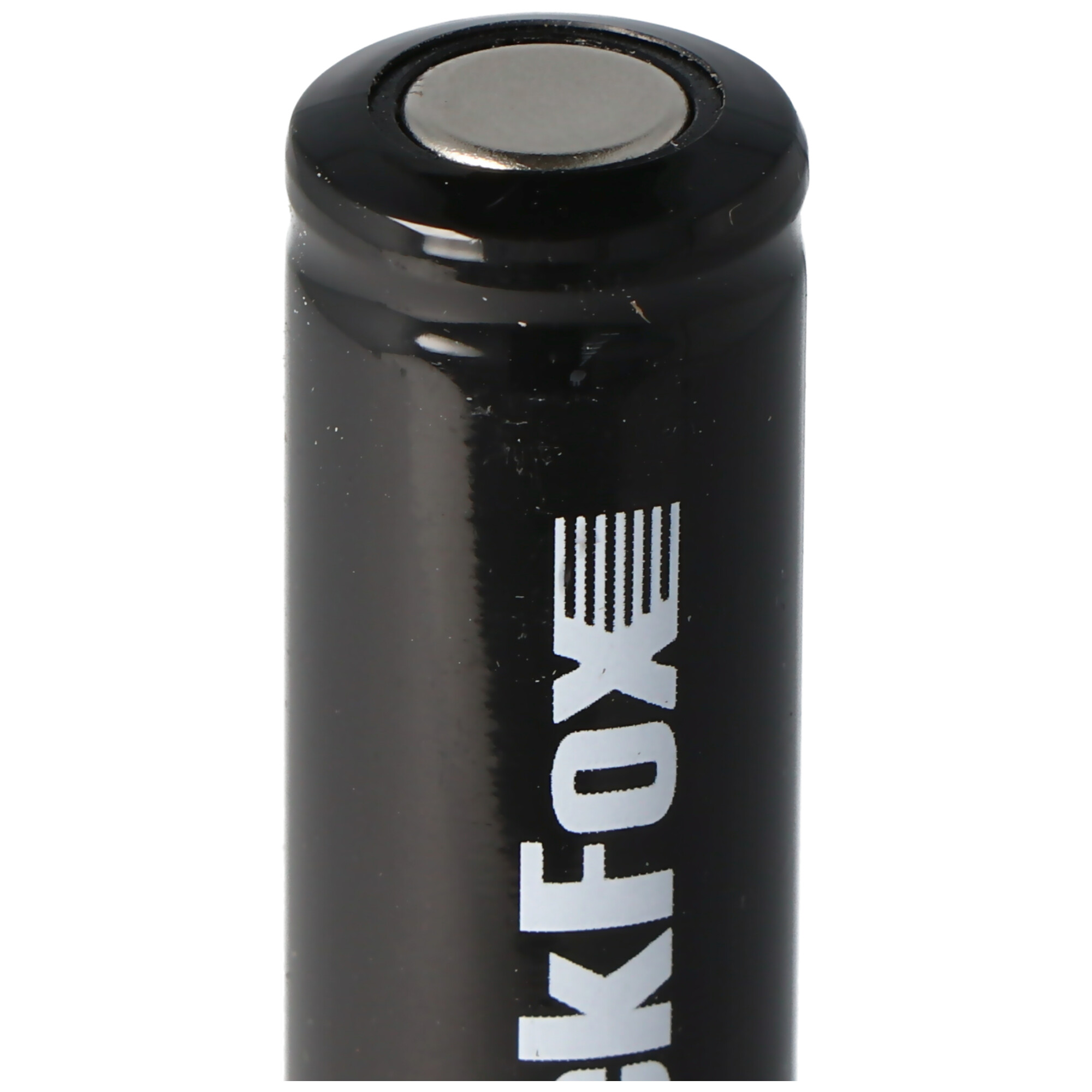 Schwarz-weiße Batterie mit silberner Oberseite. Das Wort 'KFOX' ist sichtbar. Weißer Hintergrund.