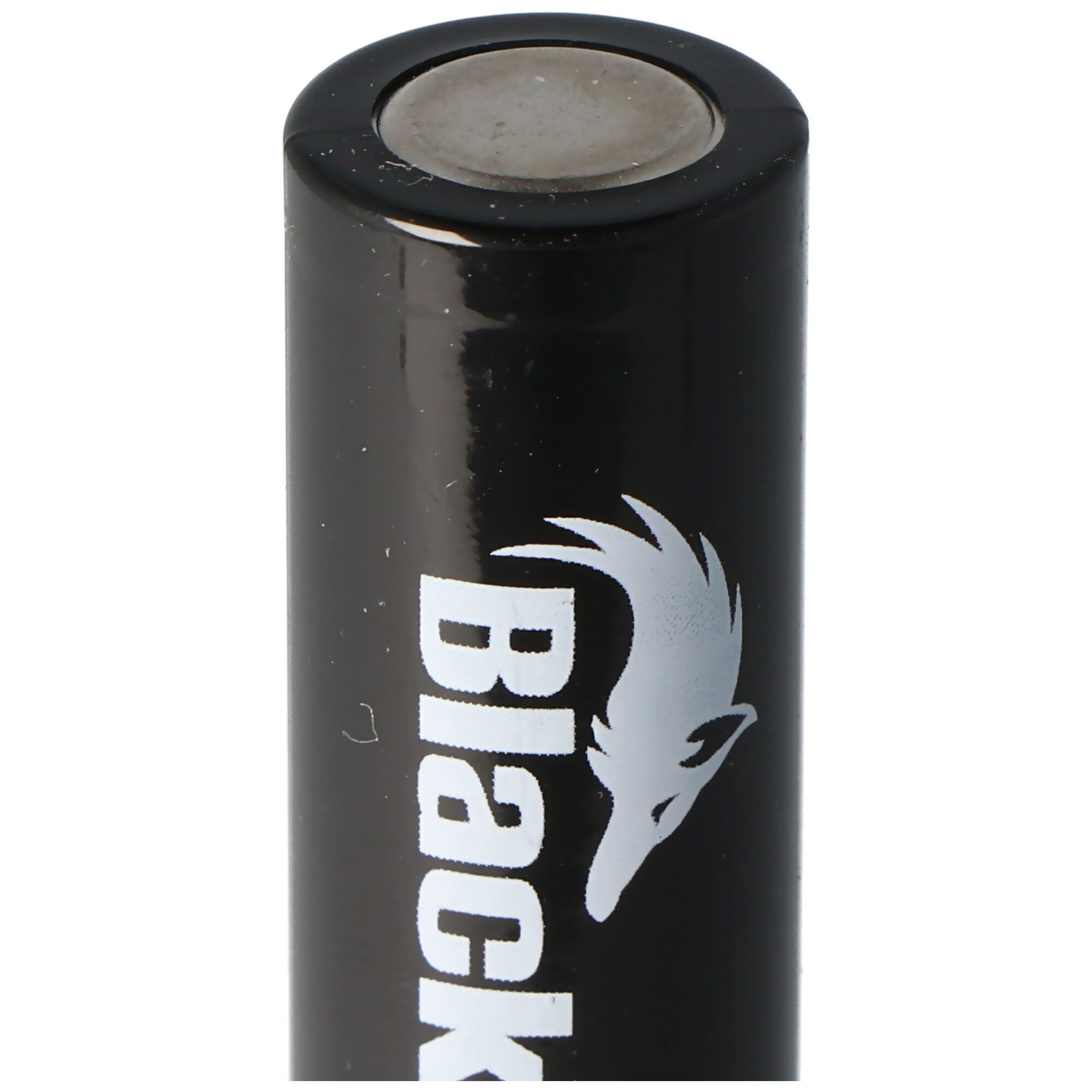 Eine schwarze Batterie mit dem Wort "Black" und einem weißen Wolf-Logo.