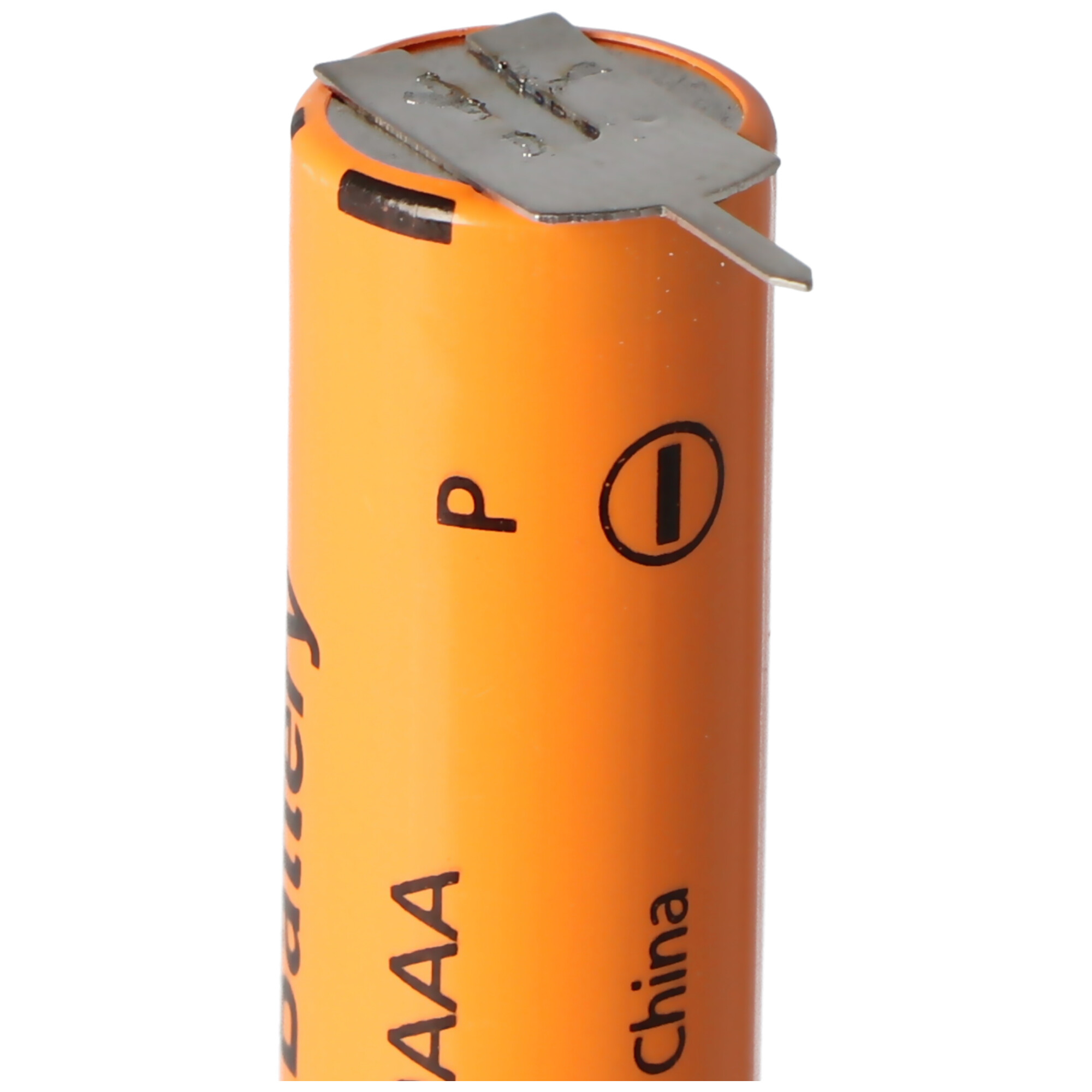 Orange AAA-Batterie mit Metallkontakt. Aufschrift: AAA, P, China, negatives Symbol.