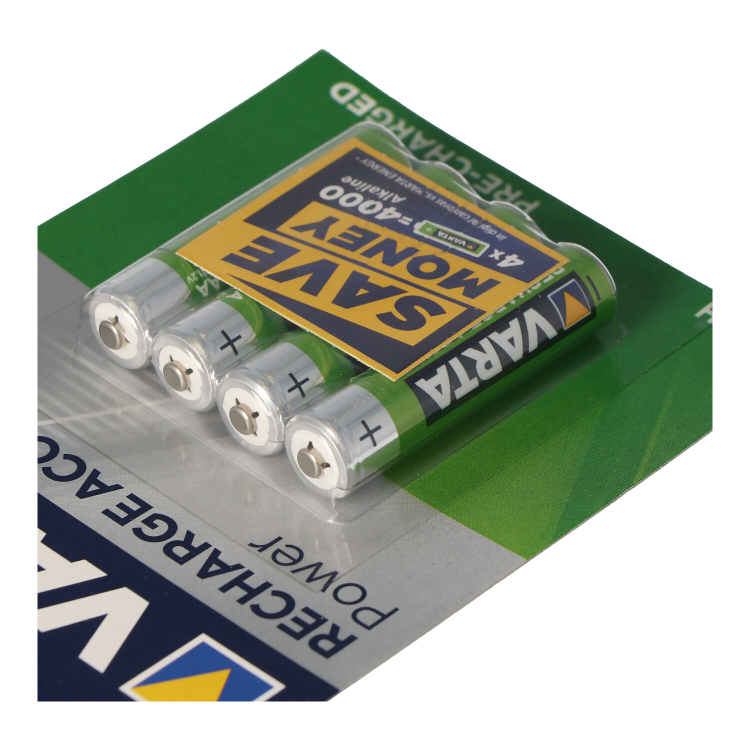 Eine Packung mit vier AA-Batterien, beschriftet mit 'SAVE MONEY', in einer grün-weißen Verpackung.