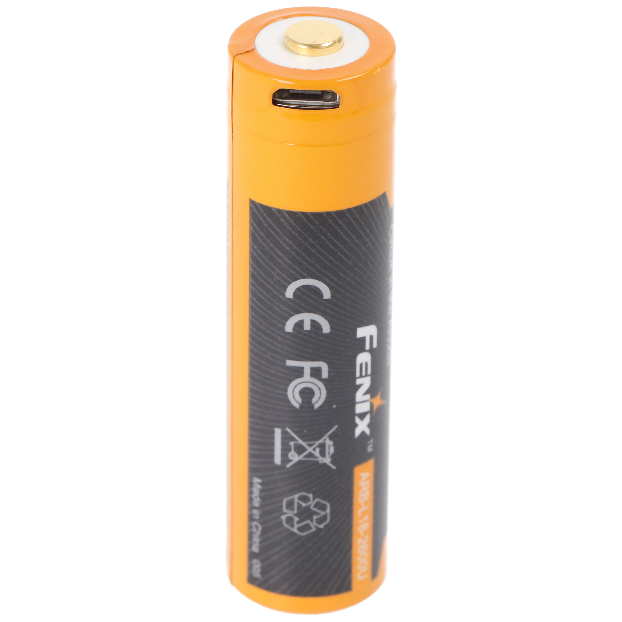 Une batterie rechargeable orange Fenix ARB-L16-700U avec marquages CE et FCC.