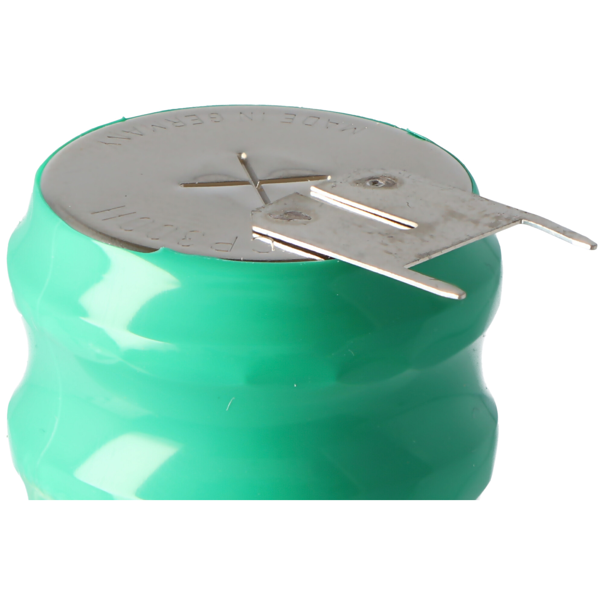Eine grüne Batterie mit silberner Oberseite und Metalllaschen, vor weißem Hintergrund.