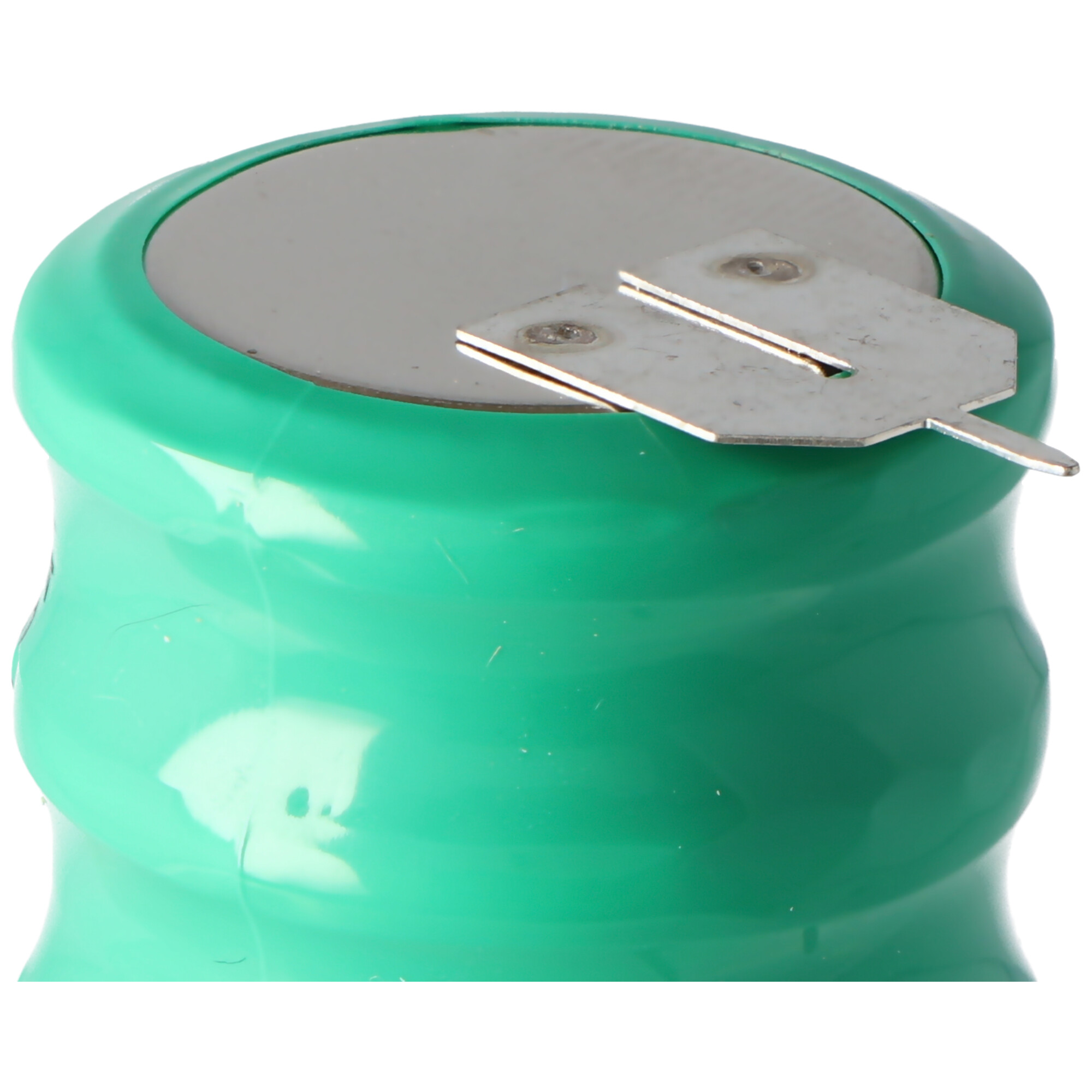 Eine grüne Batteriezelle mit Metallkontakten. Sie hat einen silbernen Deckel.