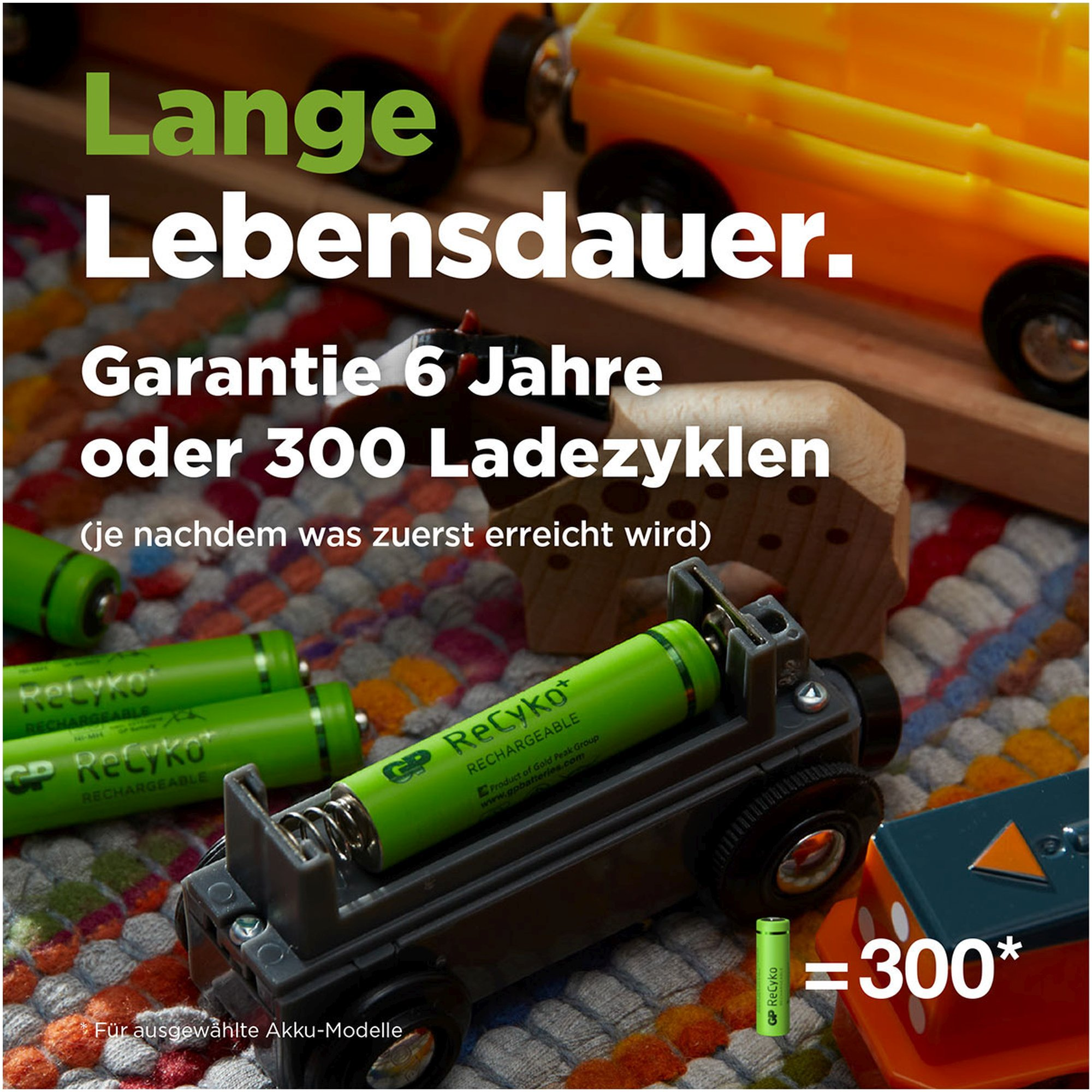 Grüne Akkus in einem Spielzeugauto, mit Text über Akkulaufzeit und Garantie.