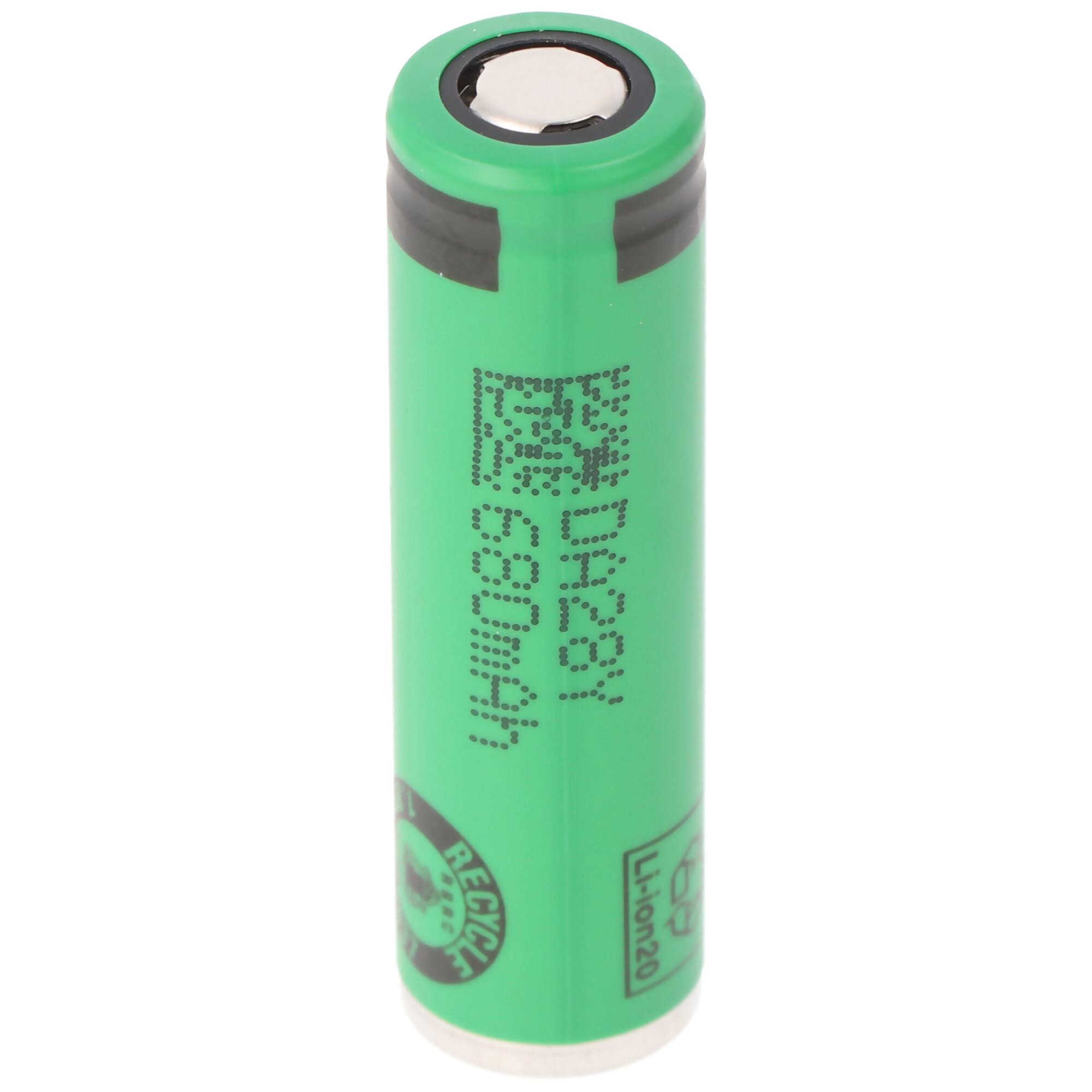 Eine grüne zylindrische Batterie mit dem Recyclingsymbol und Textdetails.