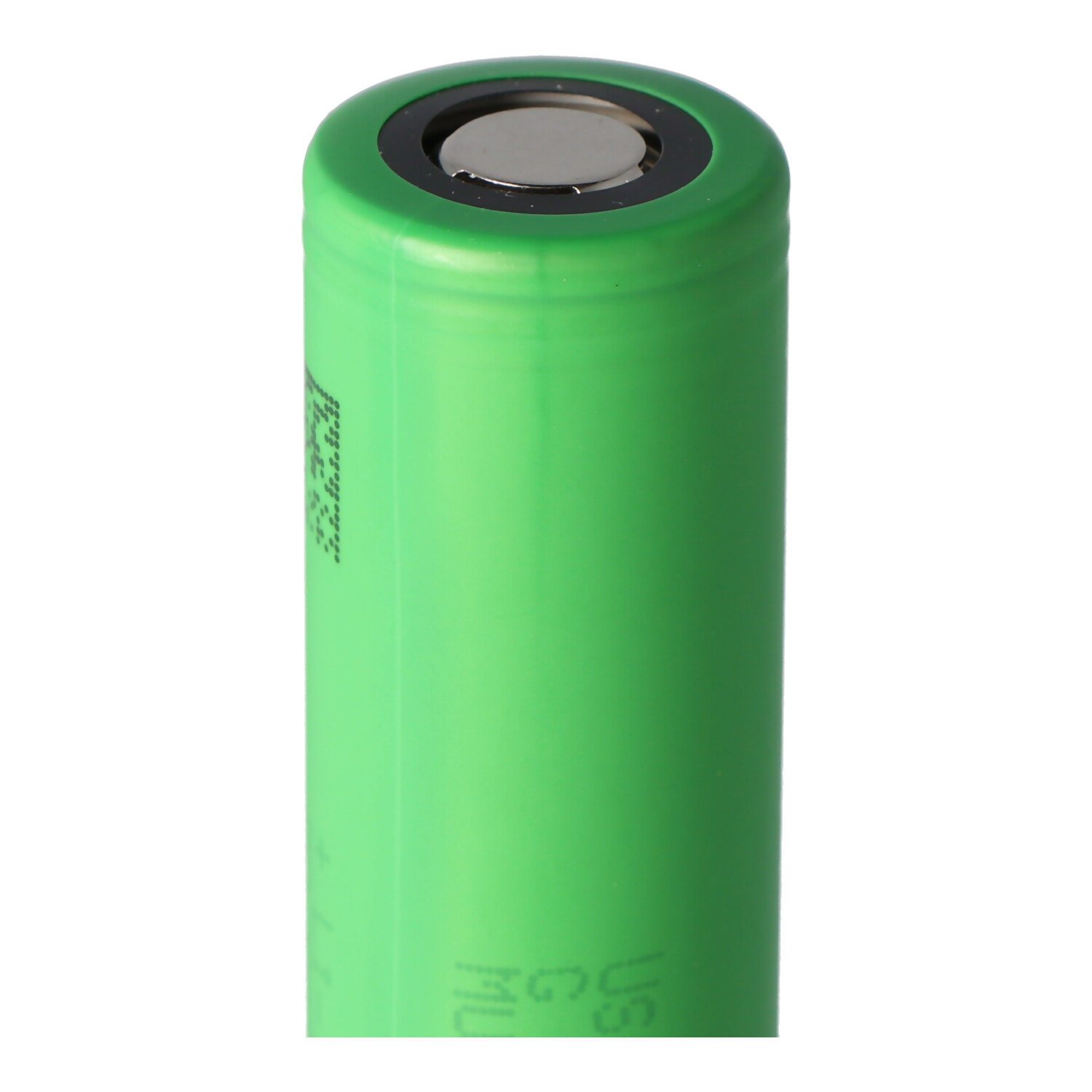 Nahaufnahme einer grünen zylindrischen Batterie mit silbernem Deckel.