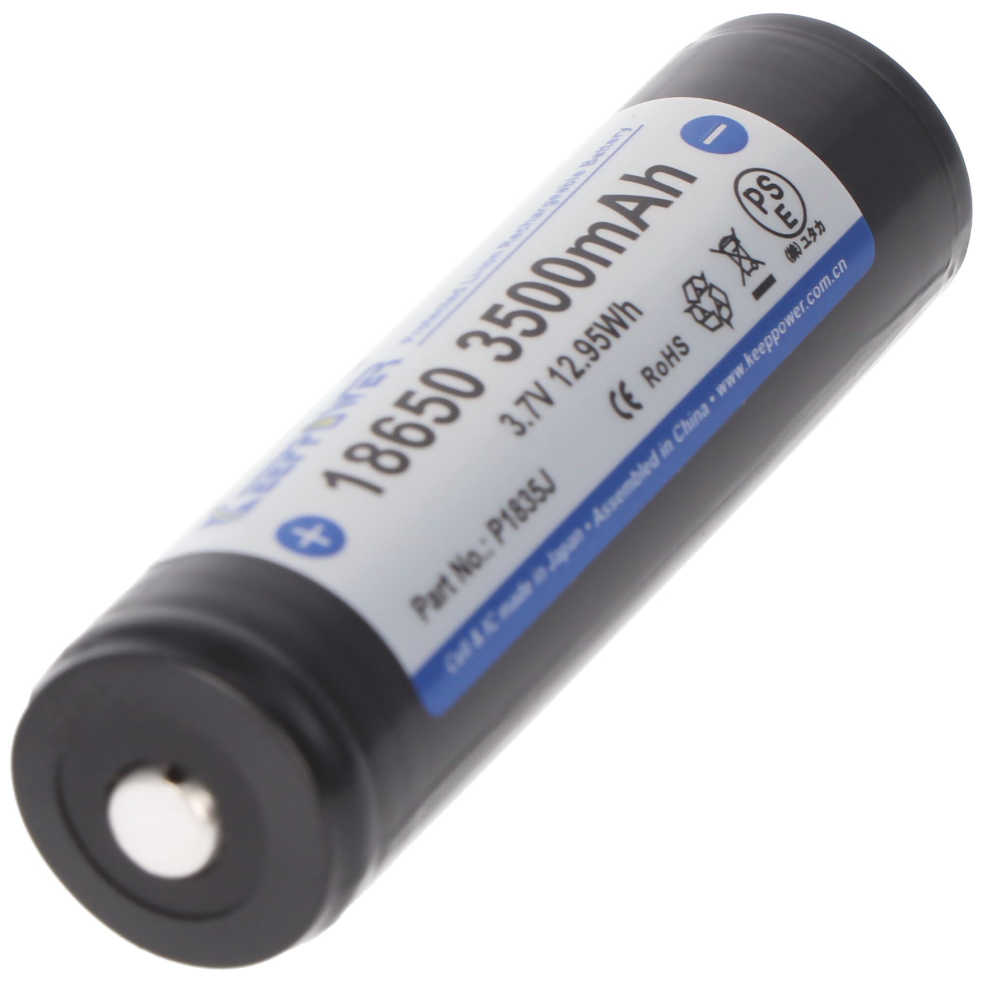 Schwarz-silberne zylindrische Batterie mit weißem Etikett. Der Hintergrund ist weiß.