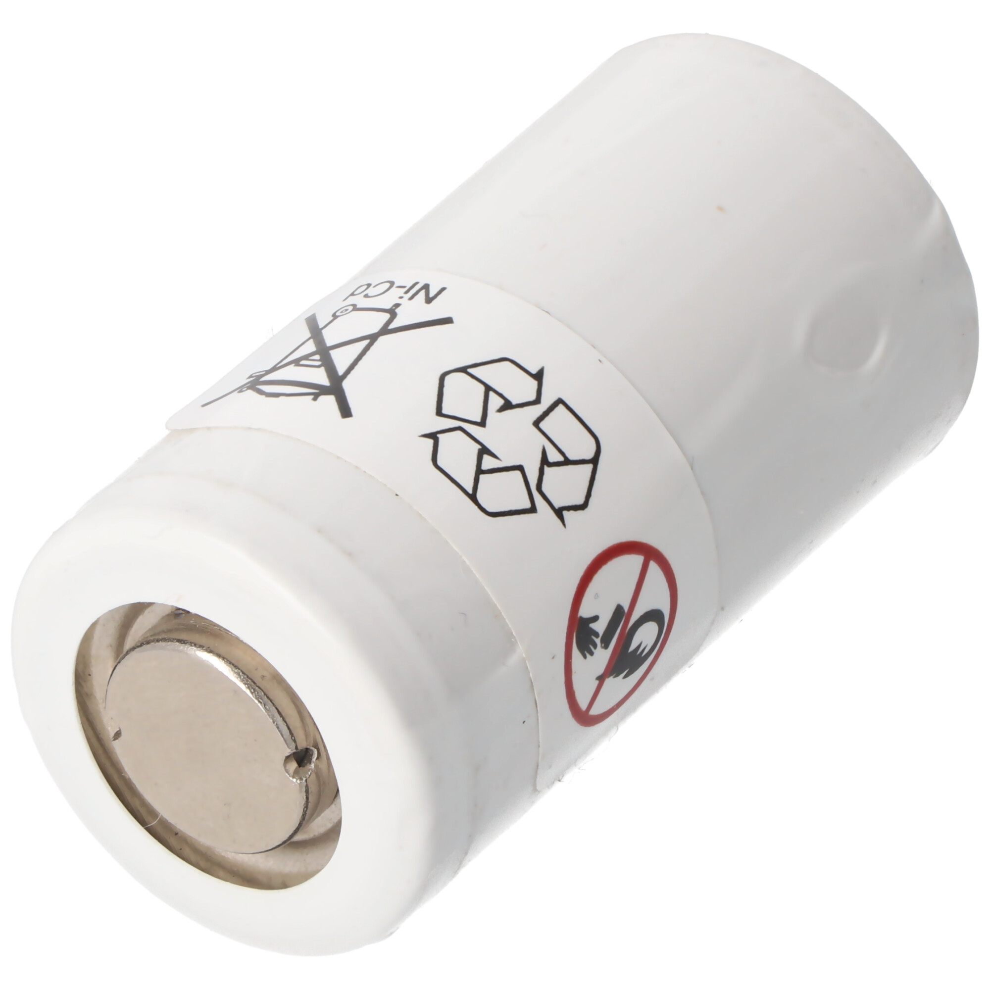Witte cilindrische batterij met een label, recycling symbolen en een rood verbodssymbool.