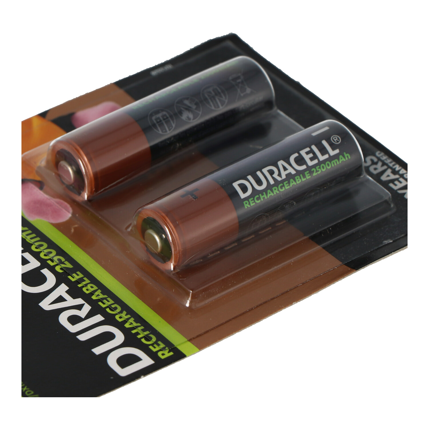 Due batterie ricaricabili Duracell in una confezione di plastica. Le batterie sono marroni e hanno etichette nere e bianche.