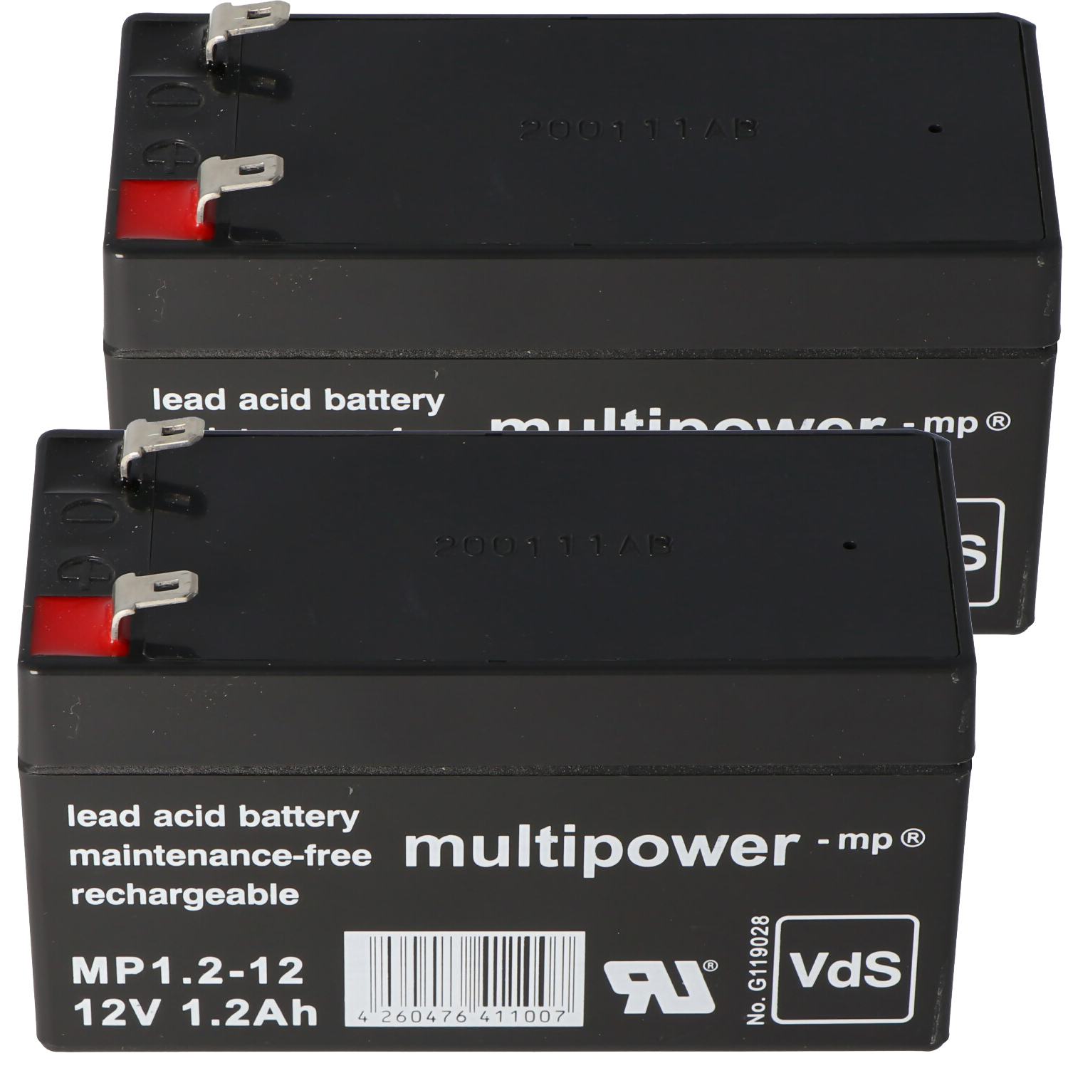 Zwei schwarze Blei-Säure-Batterien. Jede hat ein Etikett mit Text und Barcode.