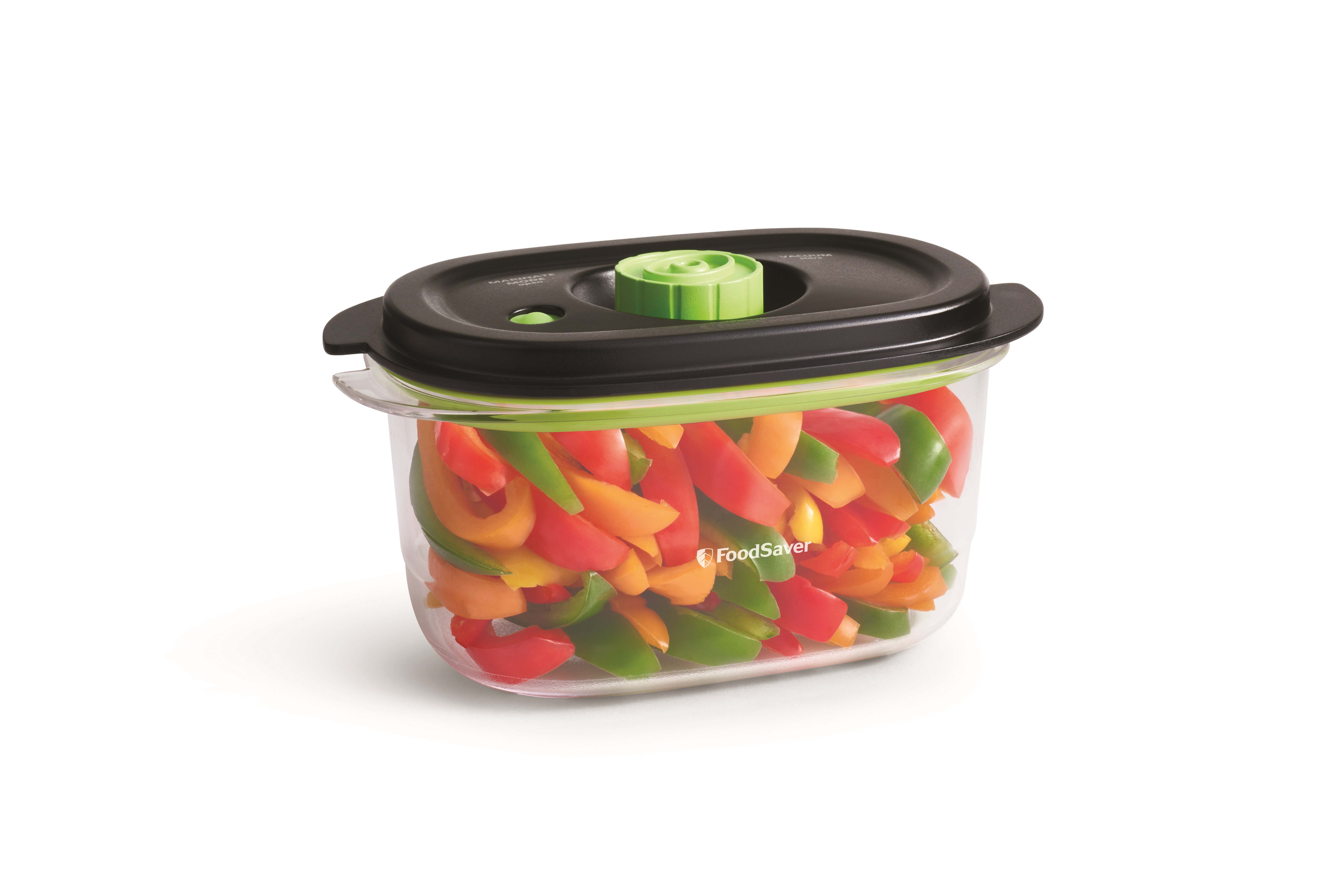 Transparenter Kunststoffbehälter mit schwarzem Deckel, gefüllt mit geschnittenen roten, orangen und grünen Paprika.