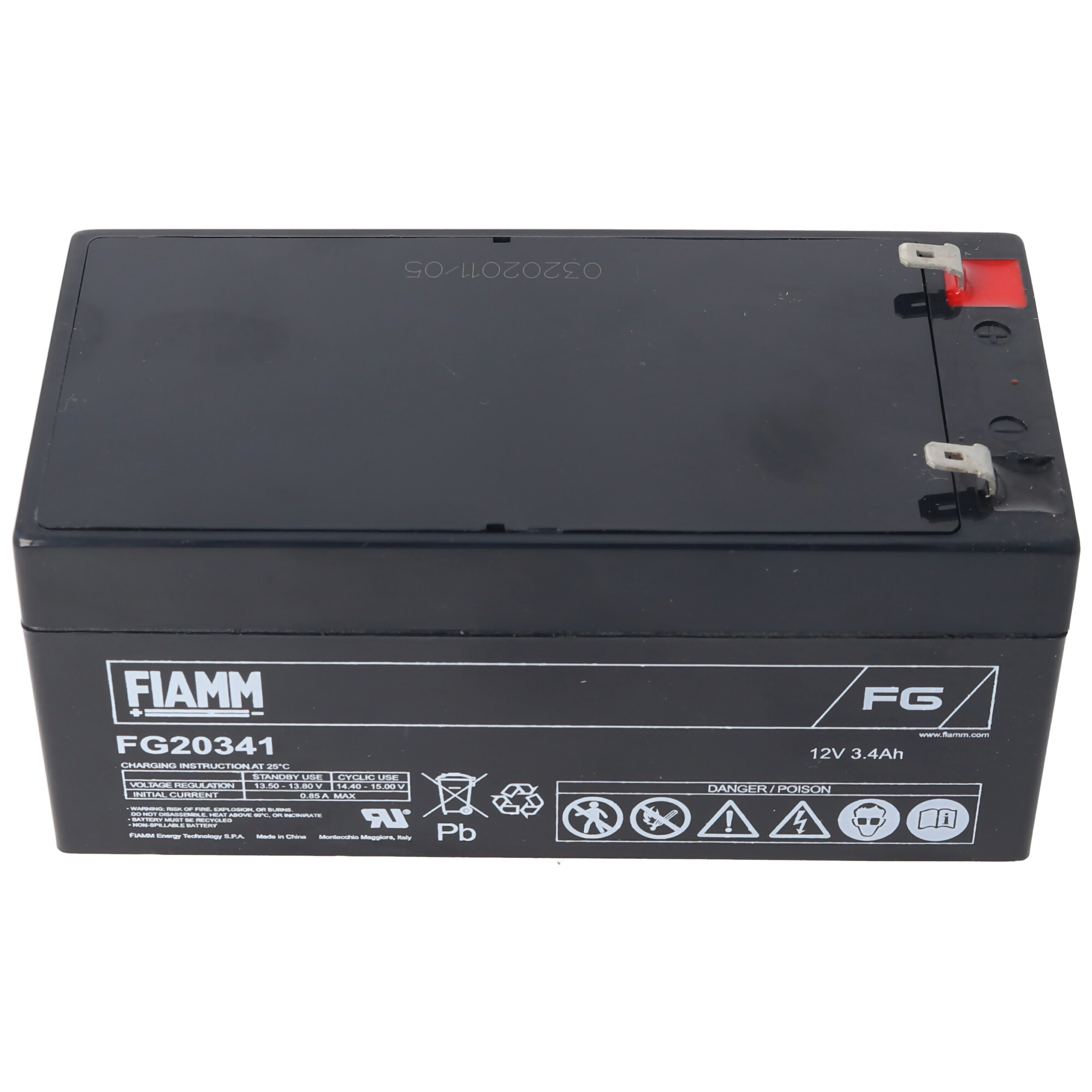 Een zwarte FIAMM FG20341 12V 3.4Ah batterij met een waarschuwingslabel.